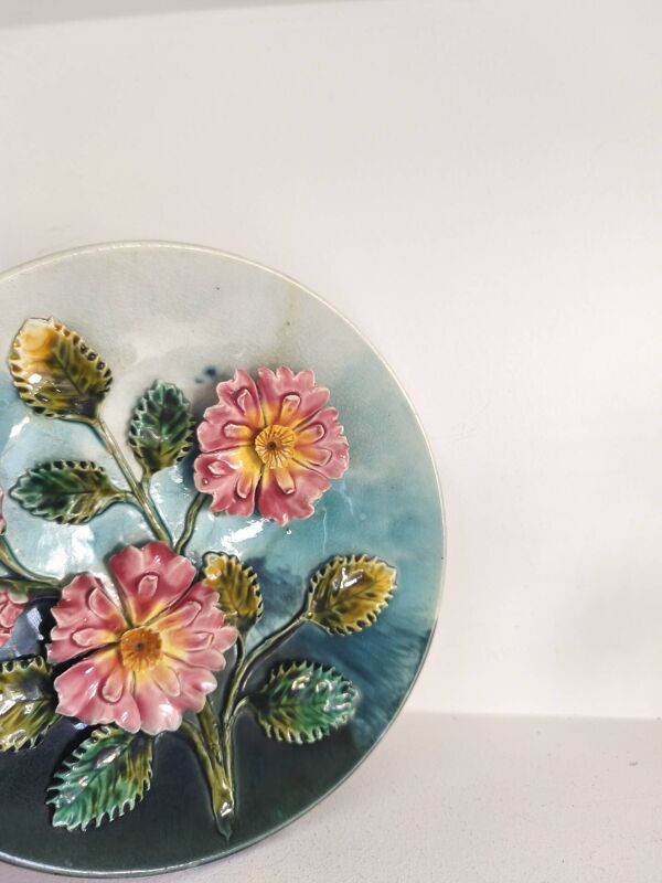Assiette décorative en barbotine motif floral