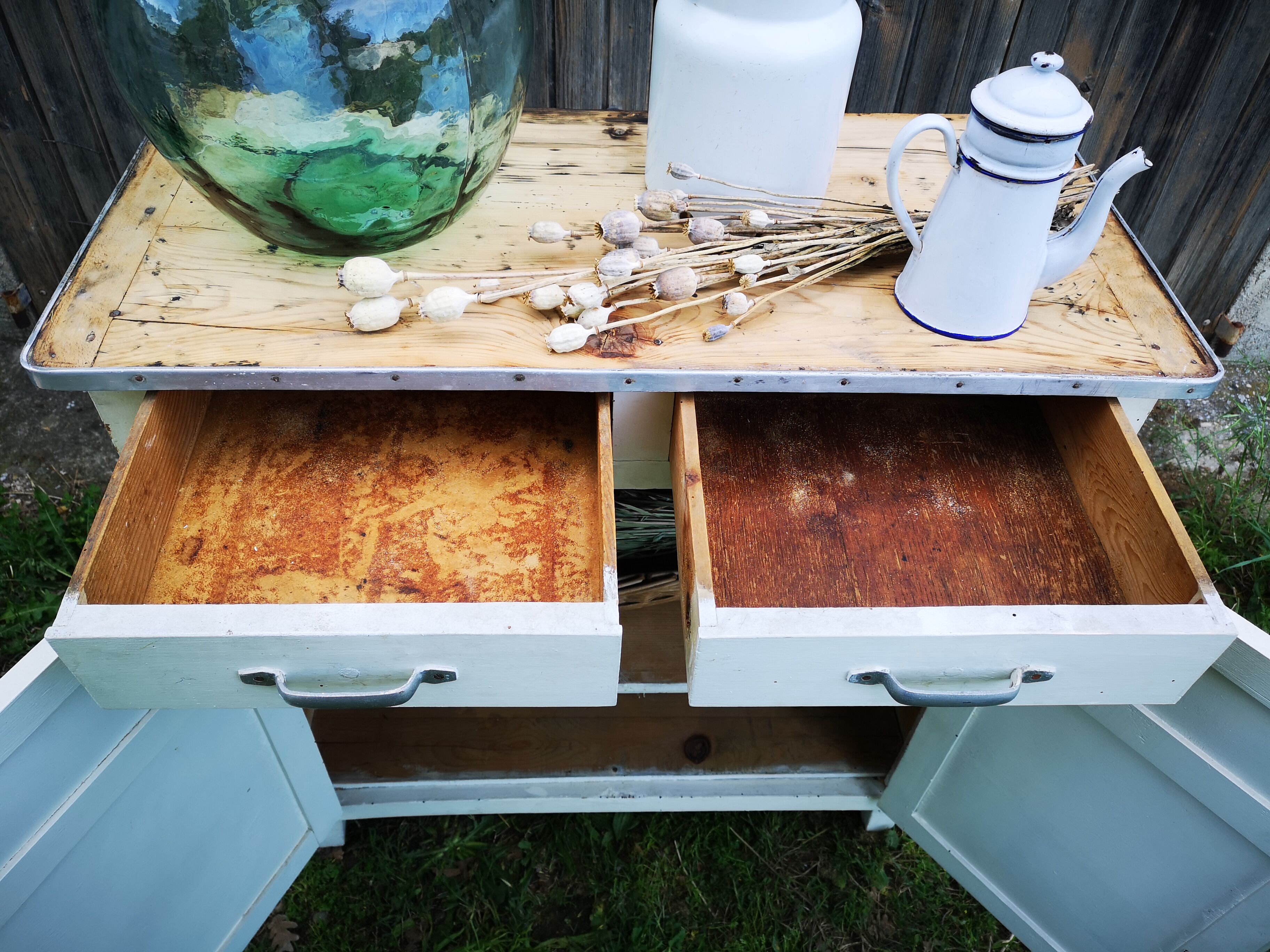 White parisian buffet