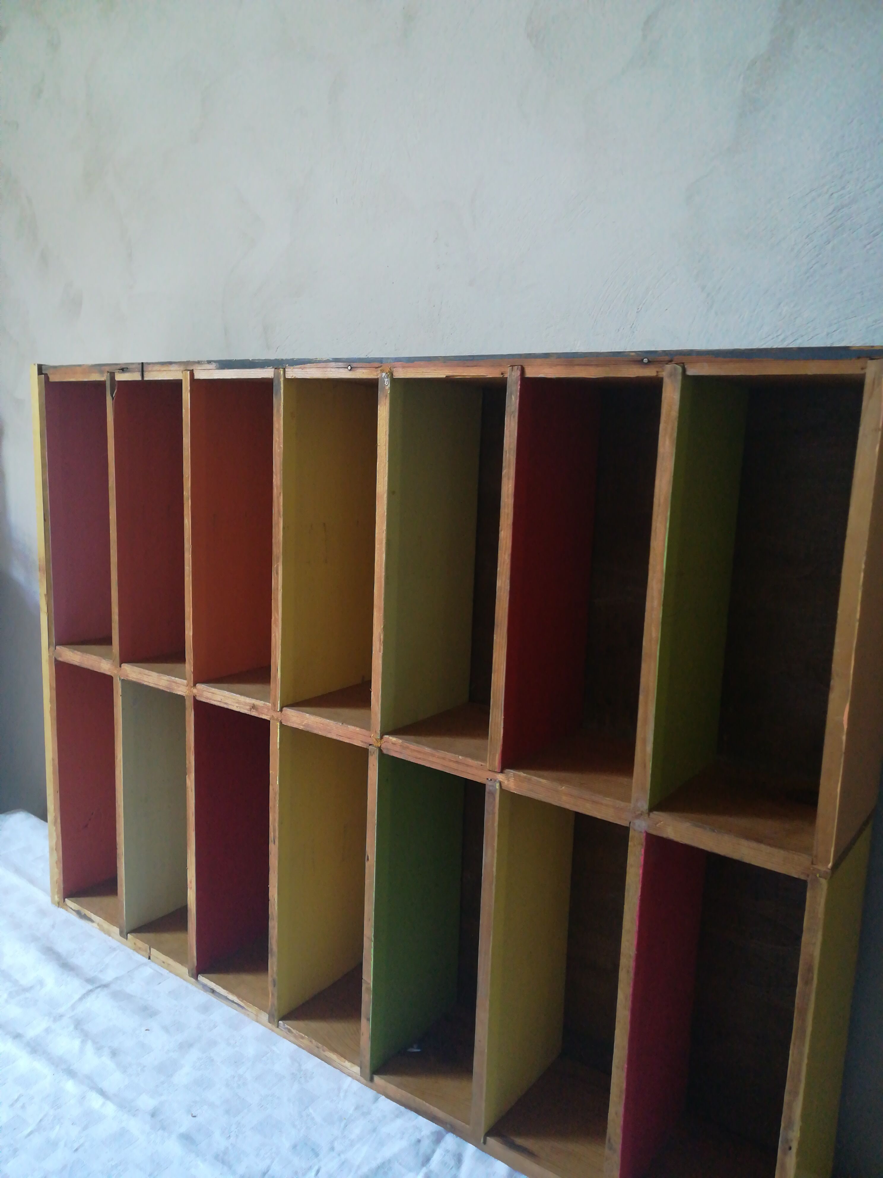 Lockers to hang or lay