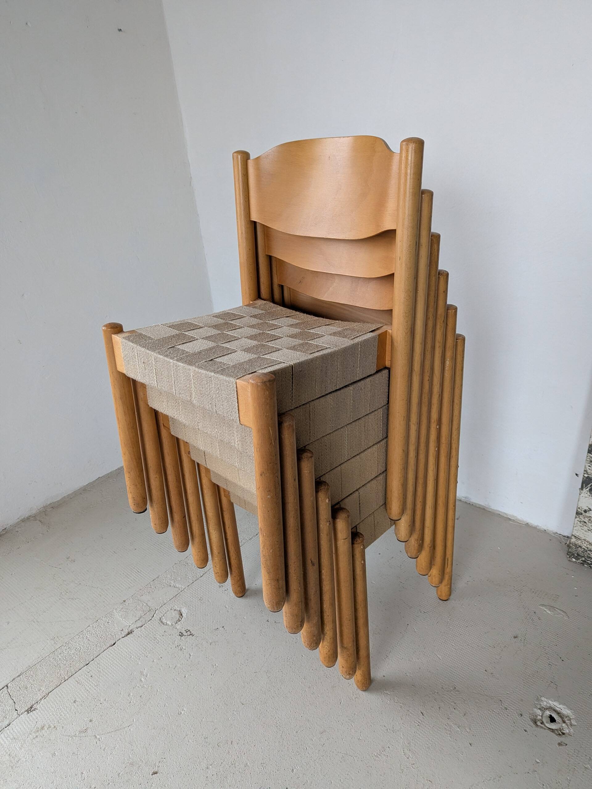 Set of 6 stackable chairs in beech and jute.