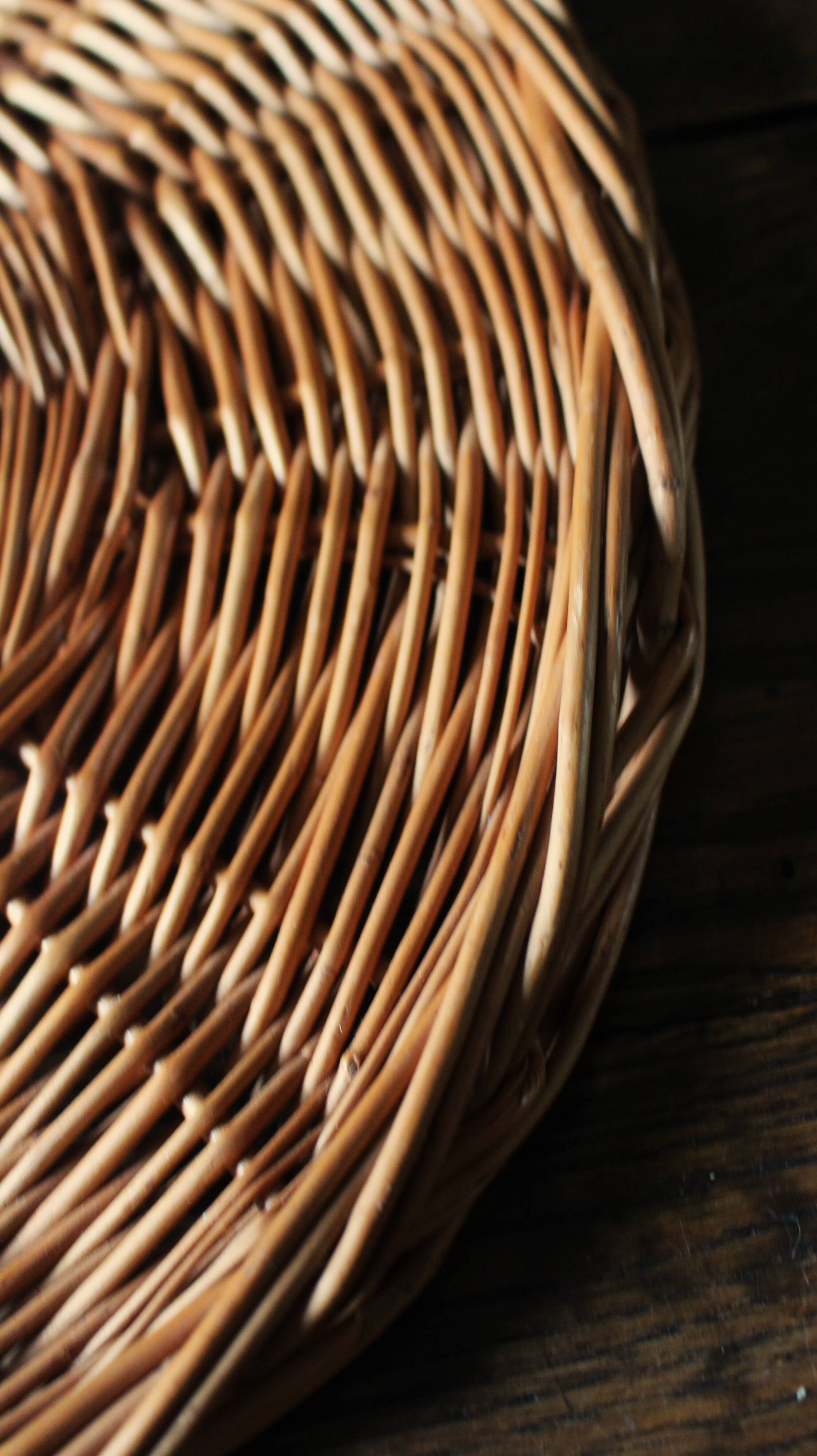 Medium round dark wicker plateau with two handles.