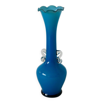 Vase en opaline bleu ciel dentelé et petites anses design 1960