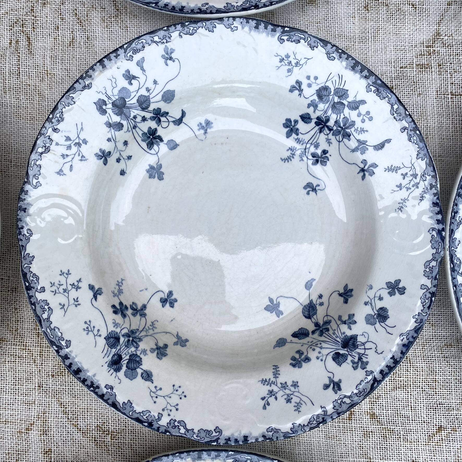 Assiettes creuses en terre de fer Emile Bourgeois Paris