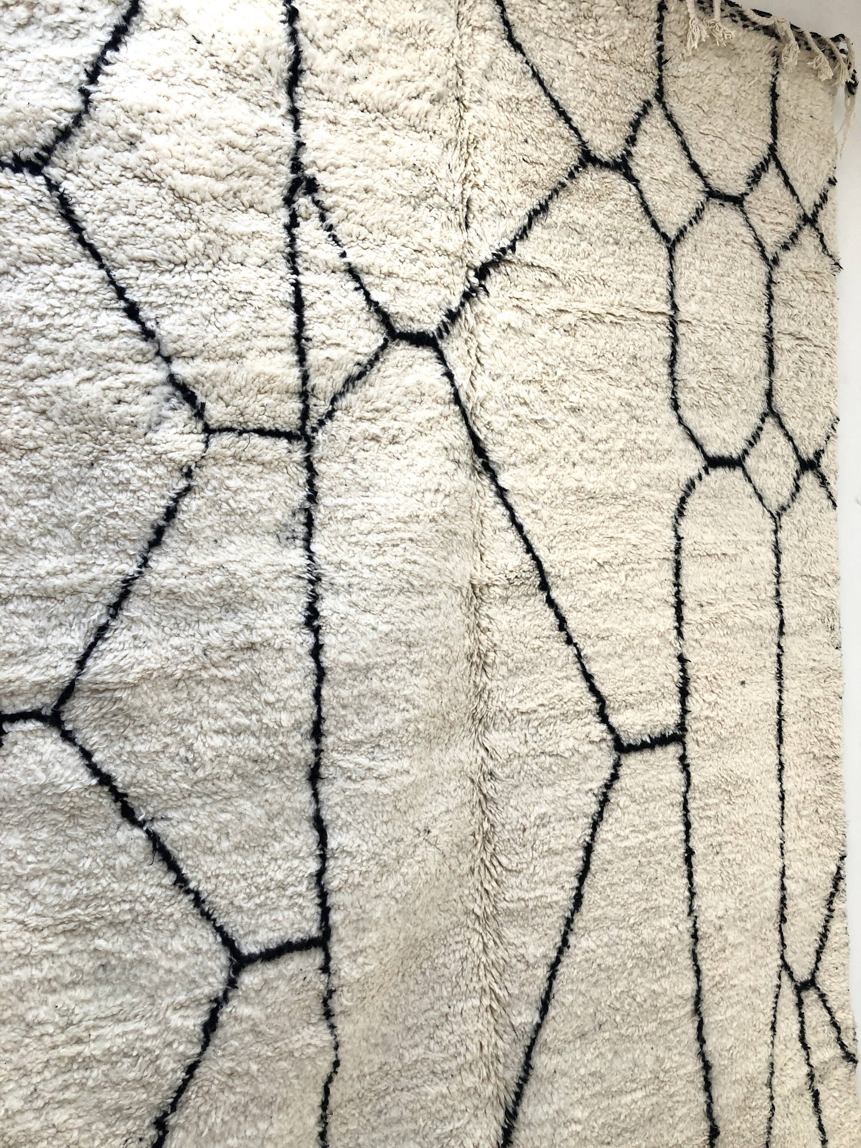 Moroccan Berber carpet Beni Ouarain with black graphic patterns 3,09x1.99m