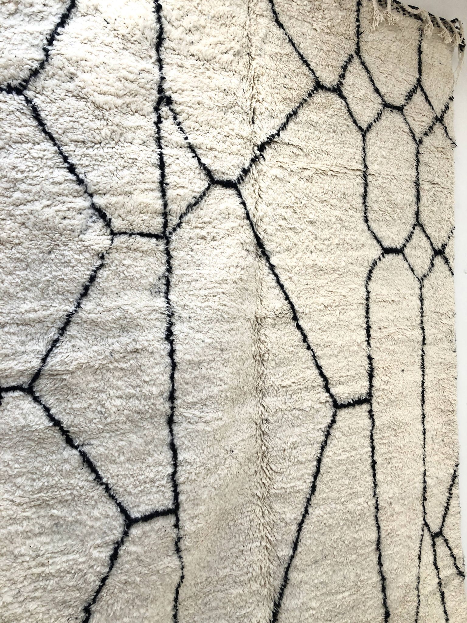 Moroccan Berber carpet Beni Ouarain with black graphic patterns 3,09x1.99m