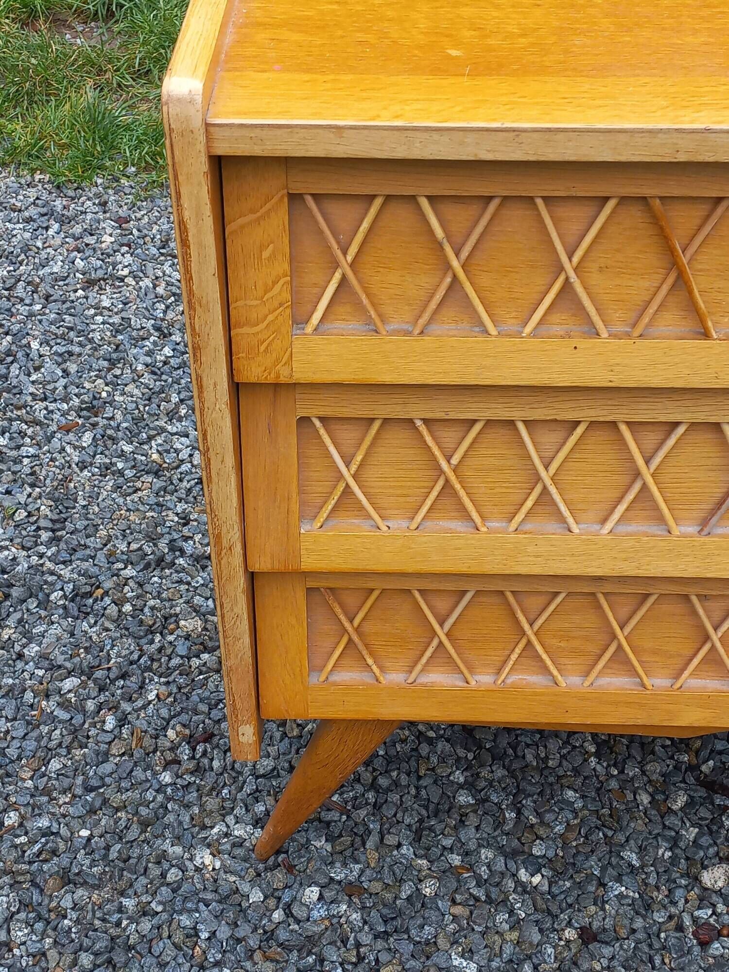 Vintage chest of drawers in light oak and rattan with tapered legs, 3 drawers from the 1950s.