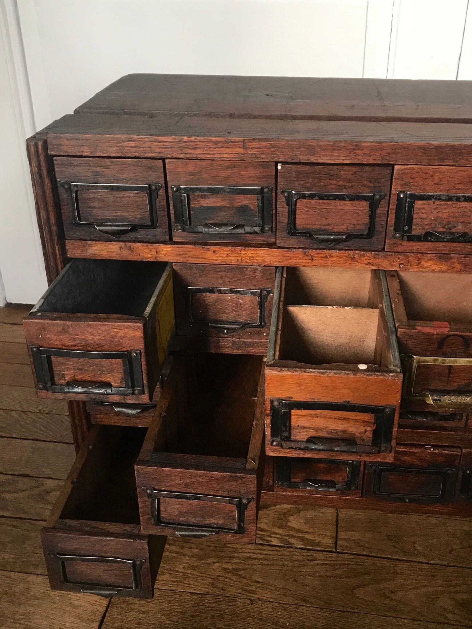 Meuble de métier à tiroirs