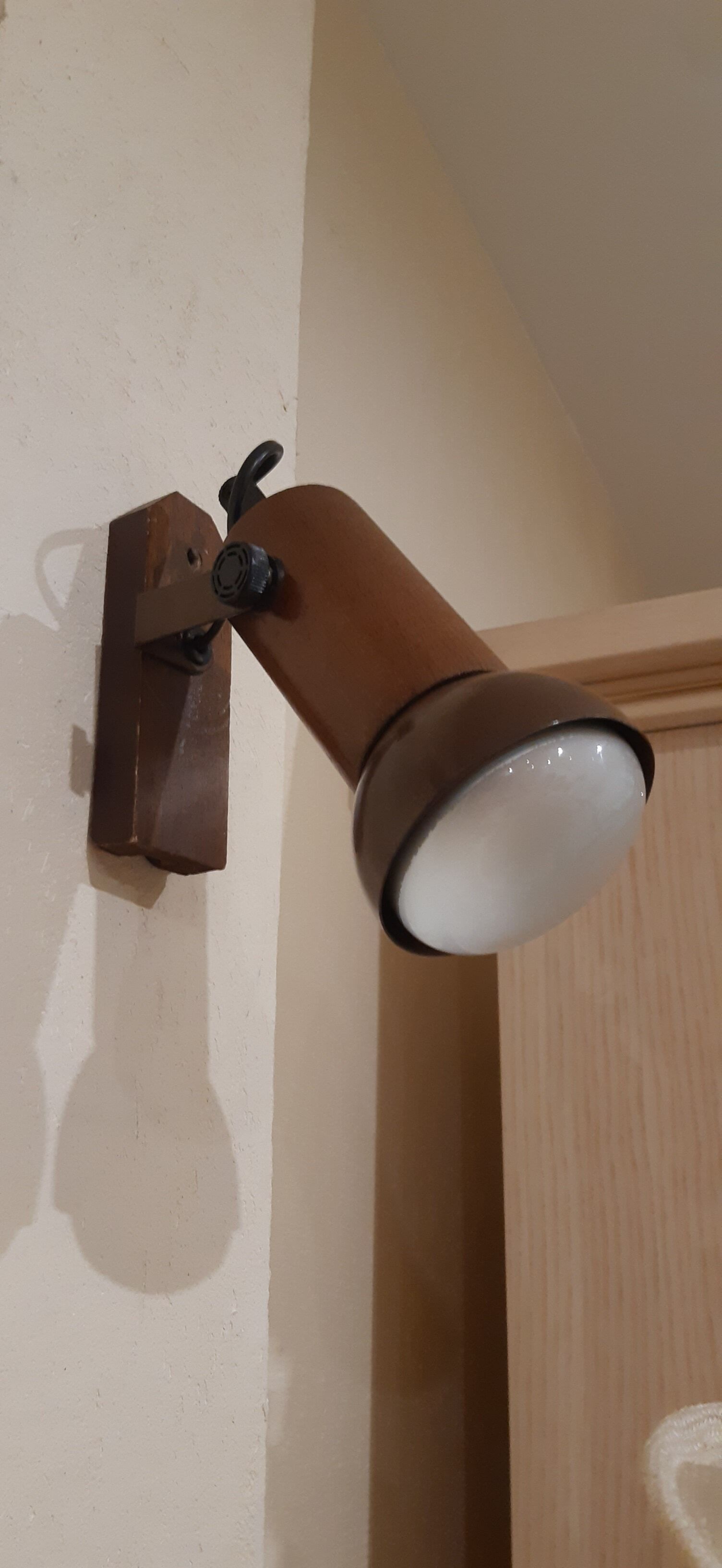 Lot de 2 appliiques murales en bois