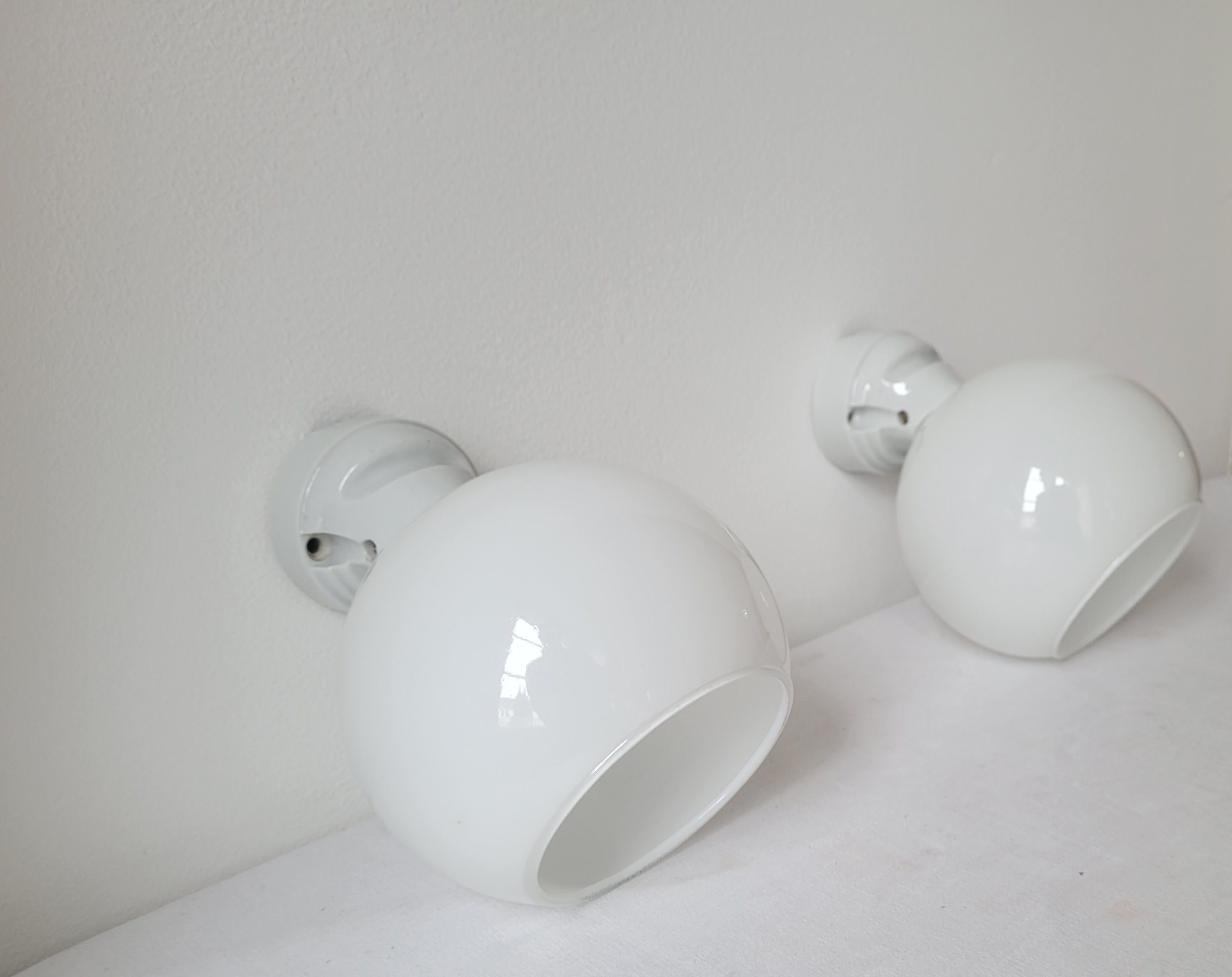 Duo of art deco wall lamps in porcelain and opaline