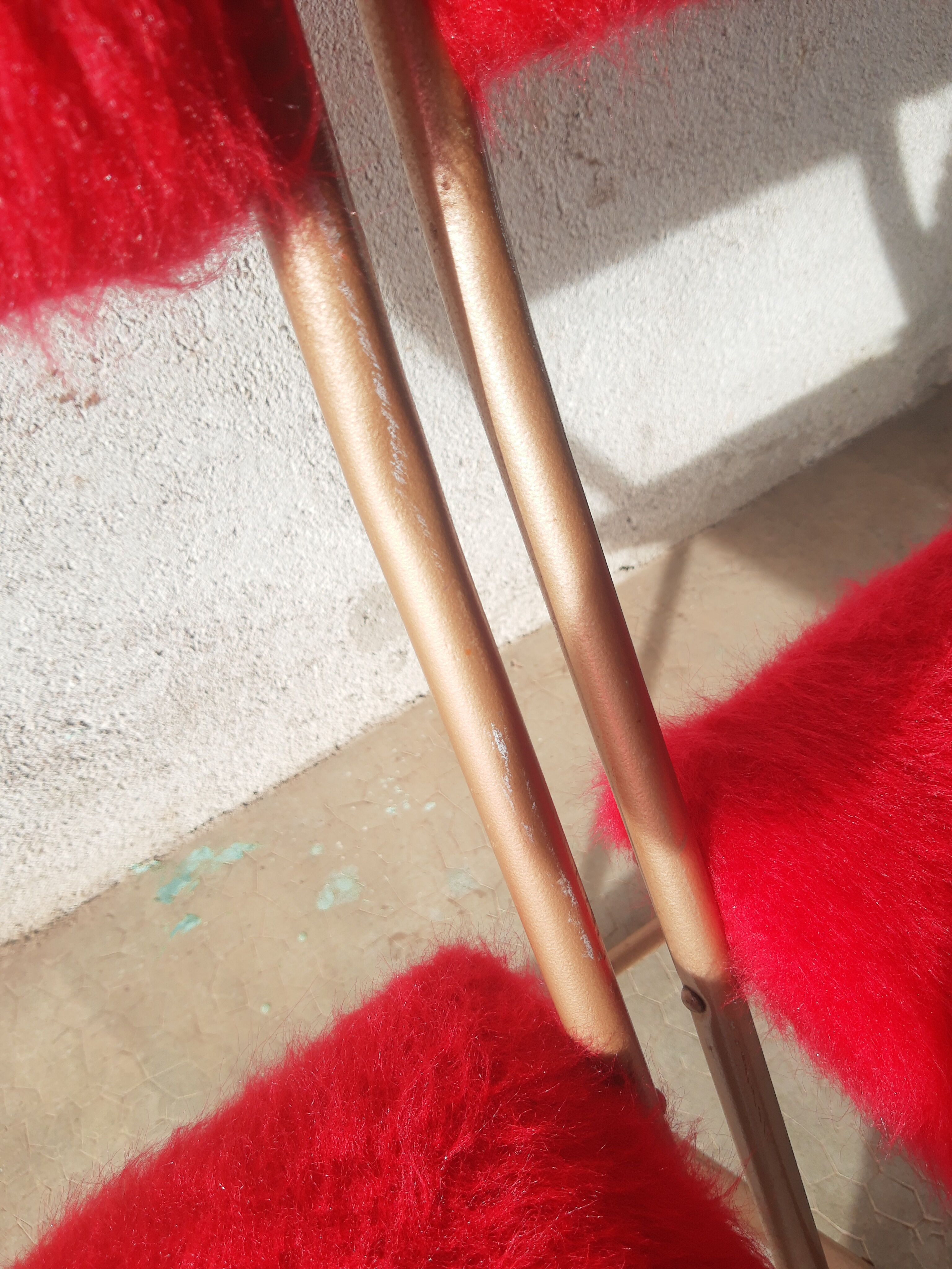 Pair of folding chairs in vintage red moumoute