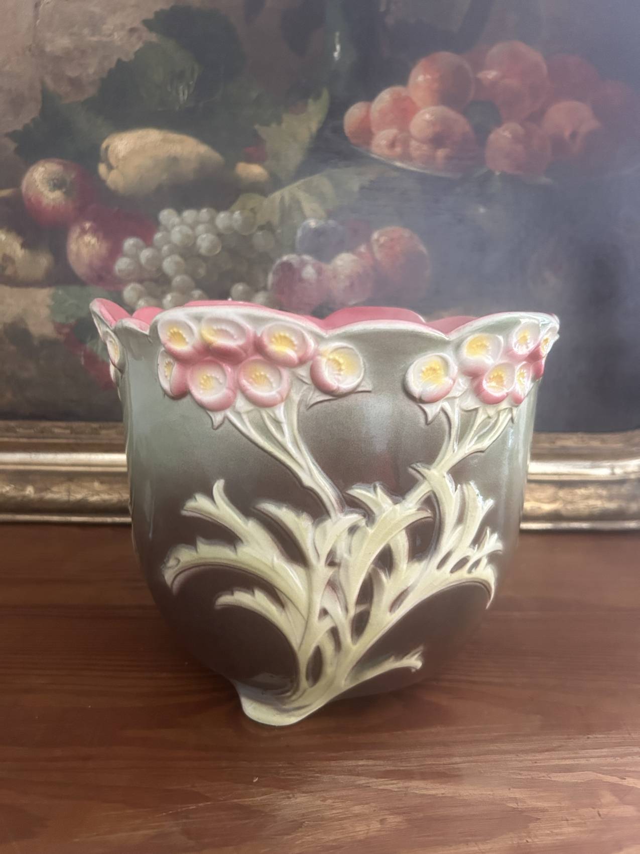 Antique cache-pot from the 1900s in majolica with a raised floral decoration in pink, very decorative.