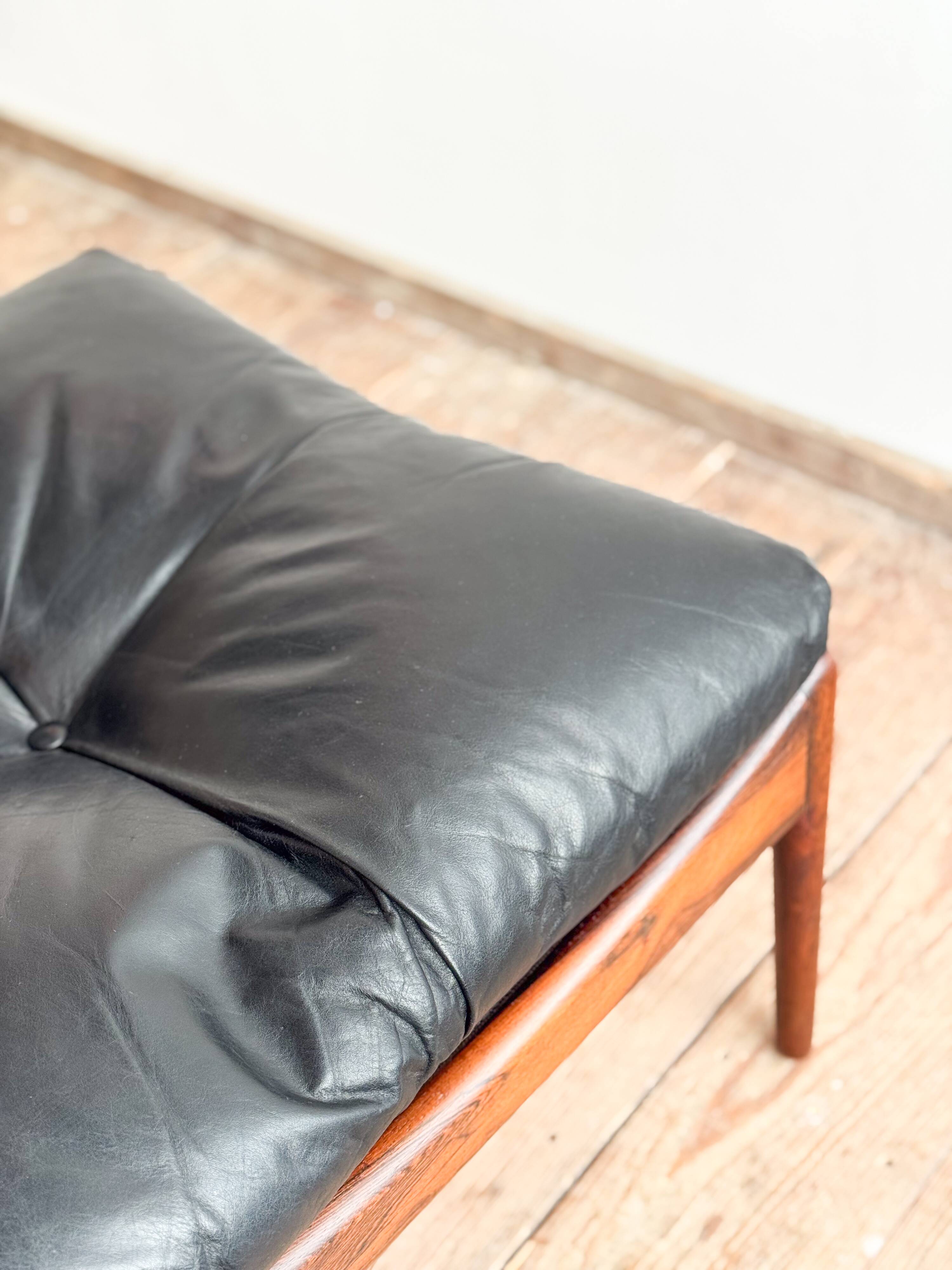 Ensemble danoise avec fauteuil, repose-pieds et table par Kristian Vedel