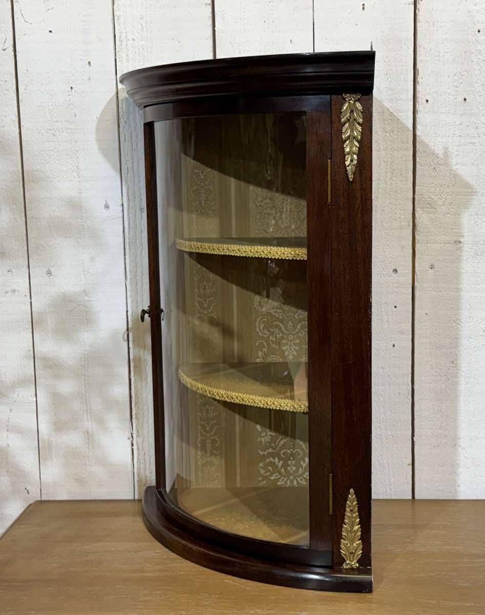 Vitrine d'angle murale anglaise en acajou des années 1950
