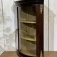 Vitrine d'angle murale anglaise en acajou des années 1950