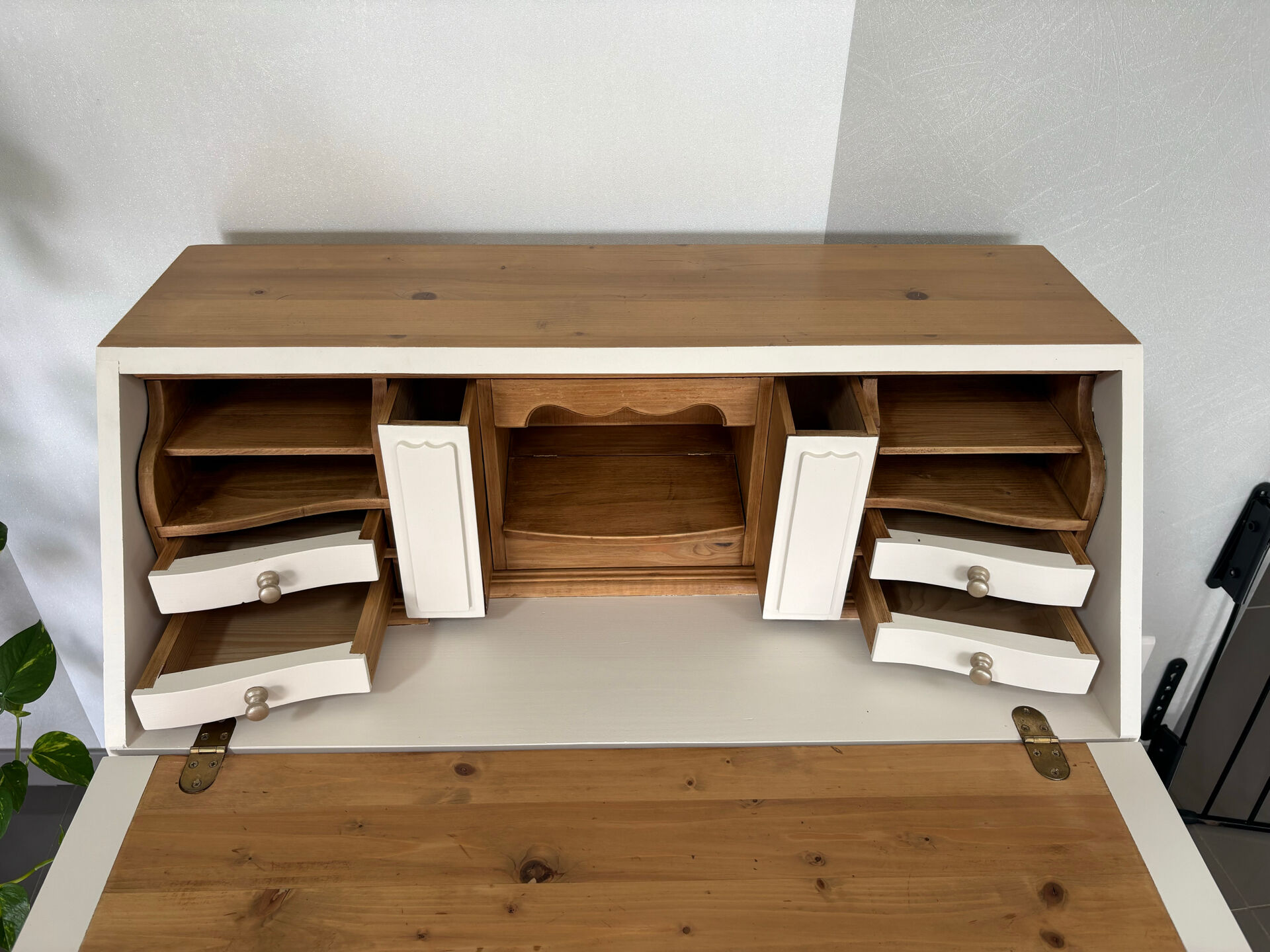 Charming secretary fully restored