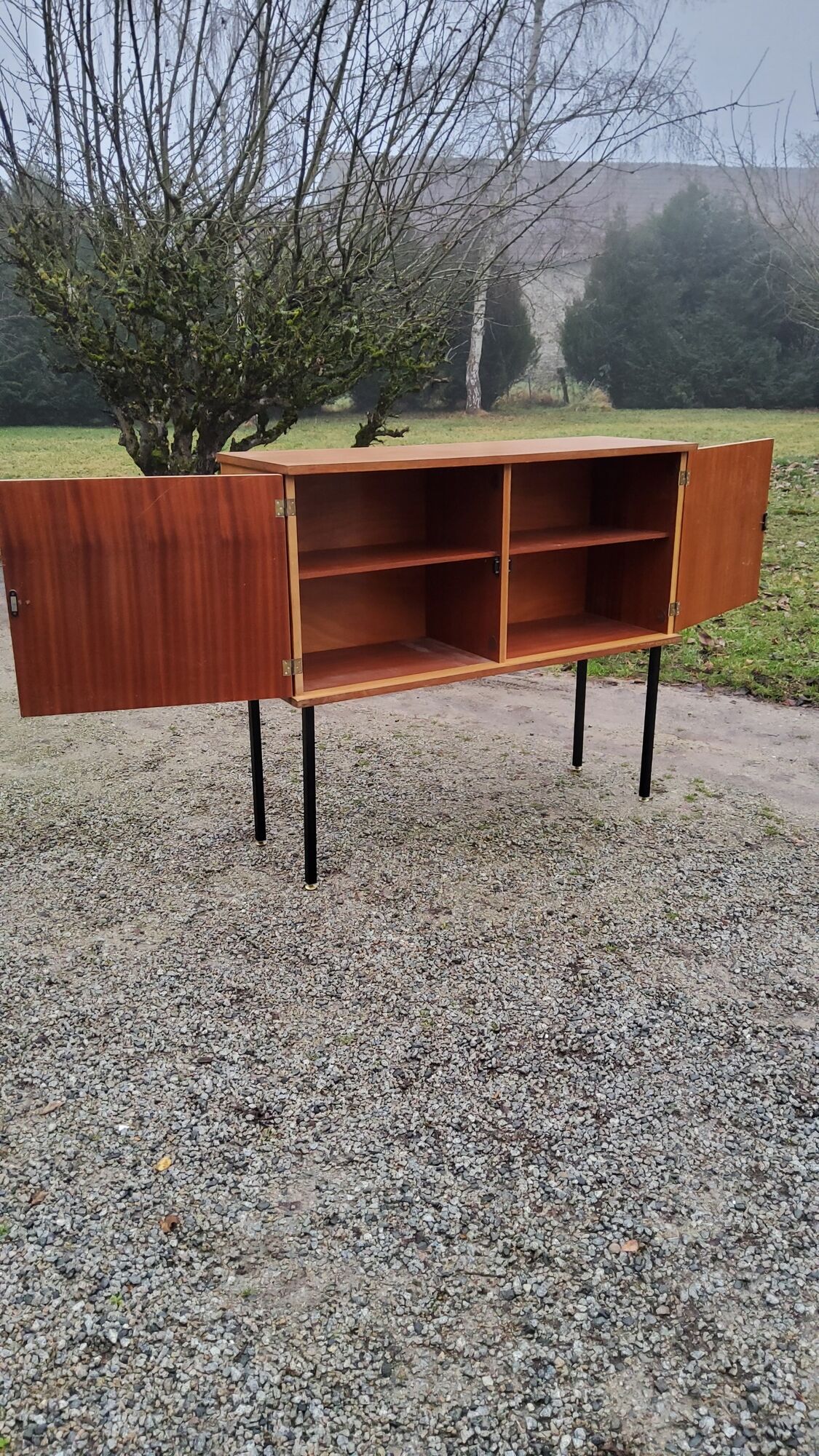 Buffet of the 60s in blond oak metal feet with square section