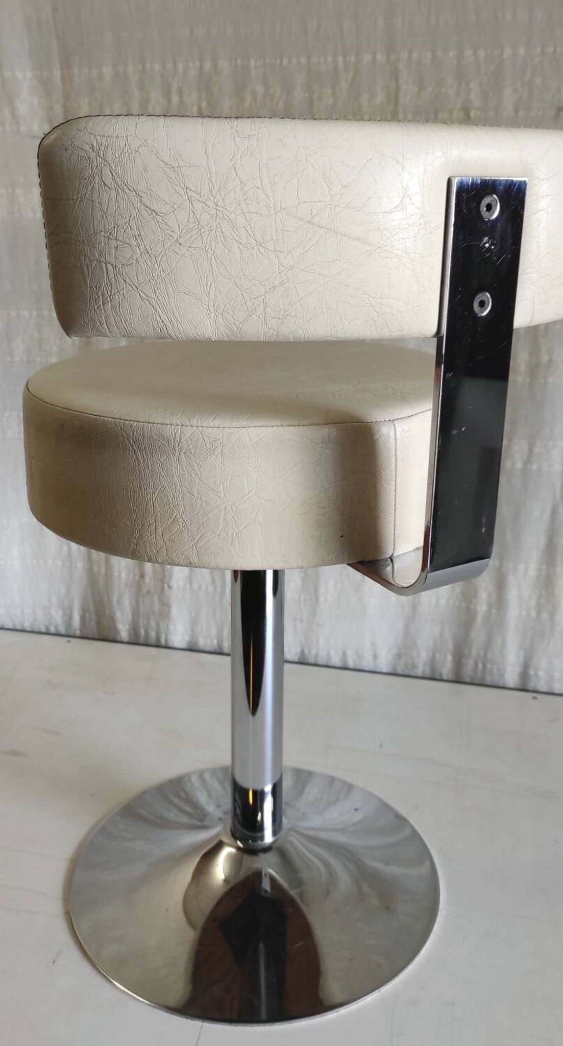 Chaise design pivotante en métal chromé et similicuir - mid. XXéme