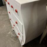 Commode blanche arrondie avec multiples tiroirs
