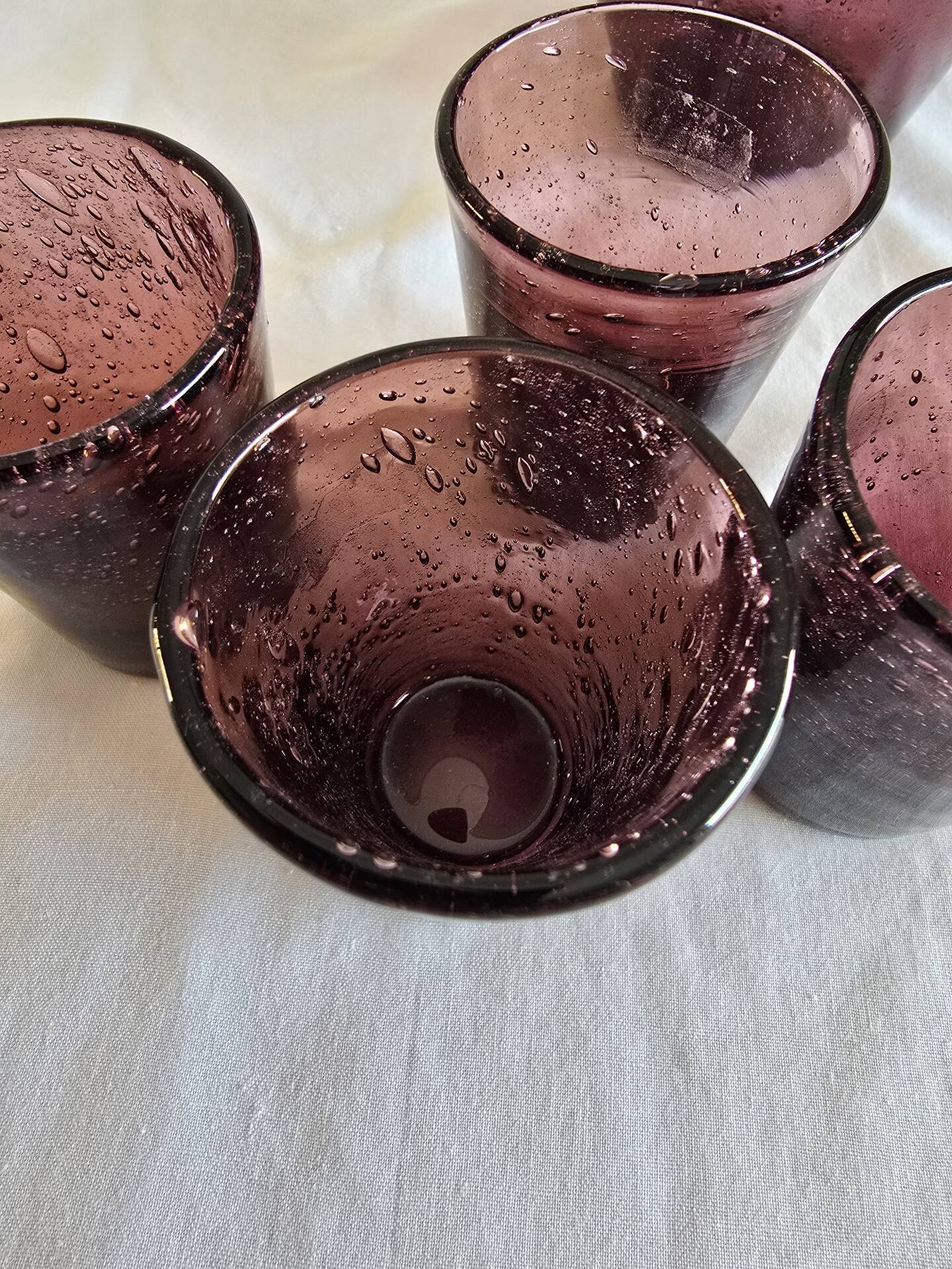 Service Verrerie de Biot, carafe et 4 verres en verre soufflé améthyste