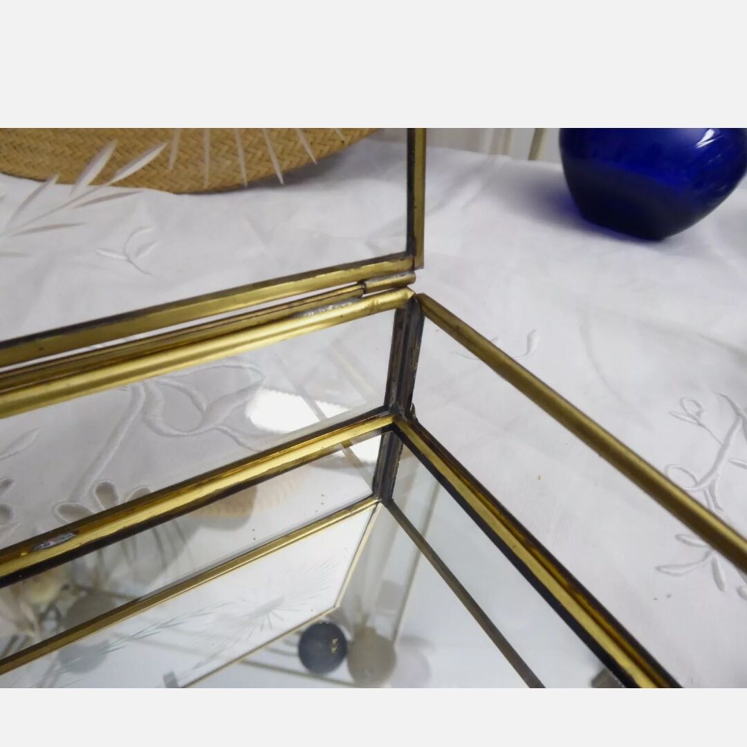 Vintage jewelry box in engraved glass and mirror bottom