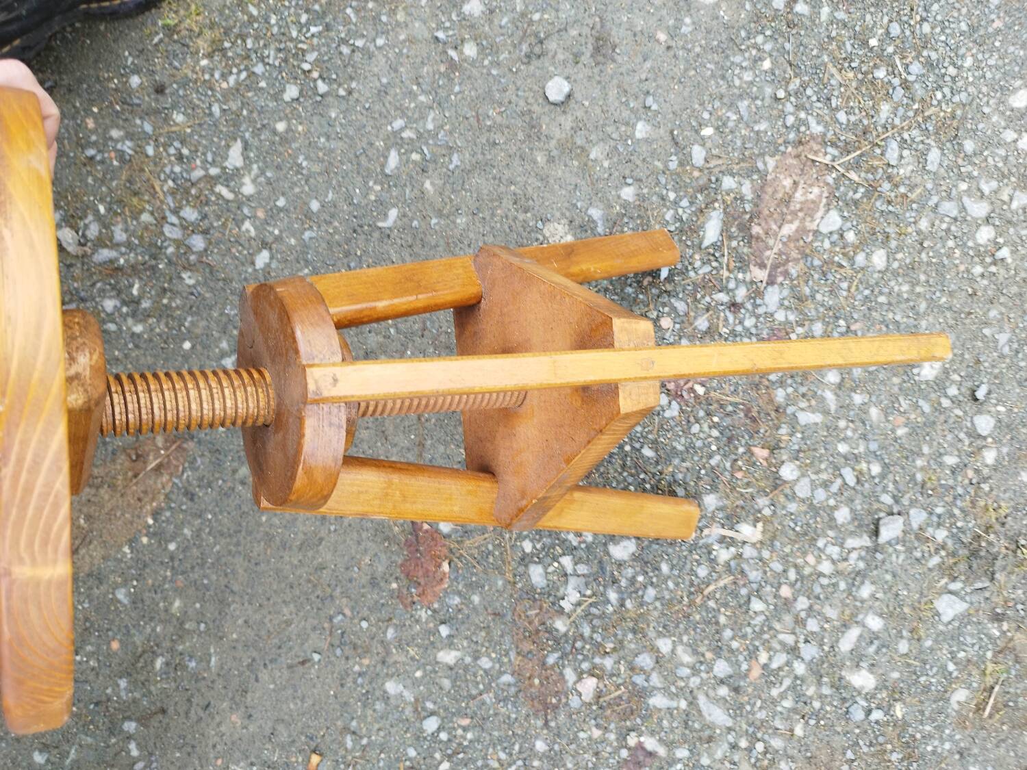 Round screw stool
