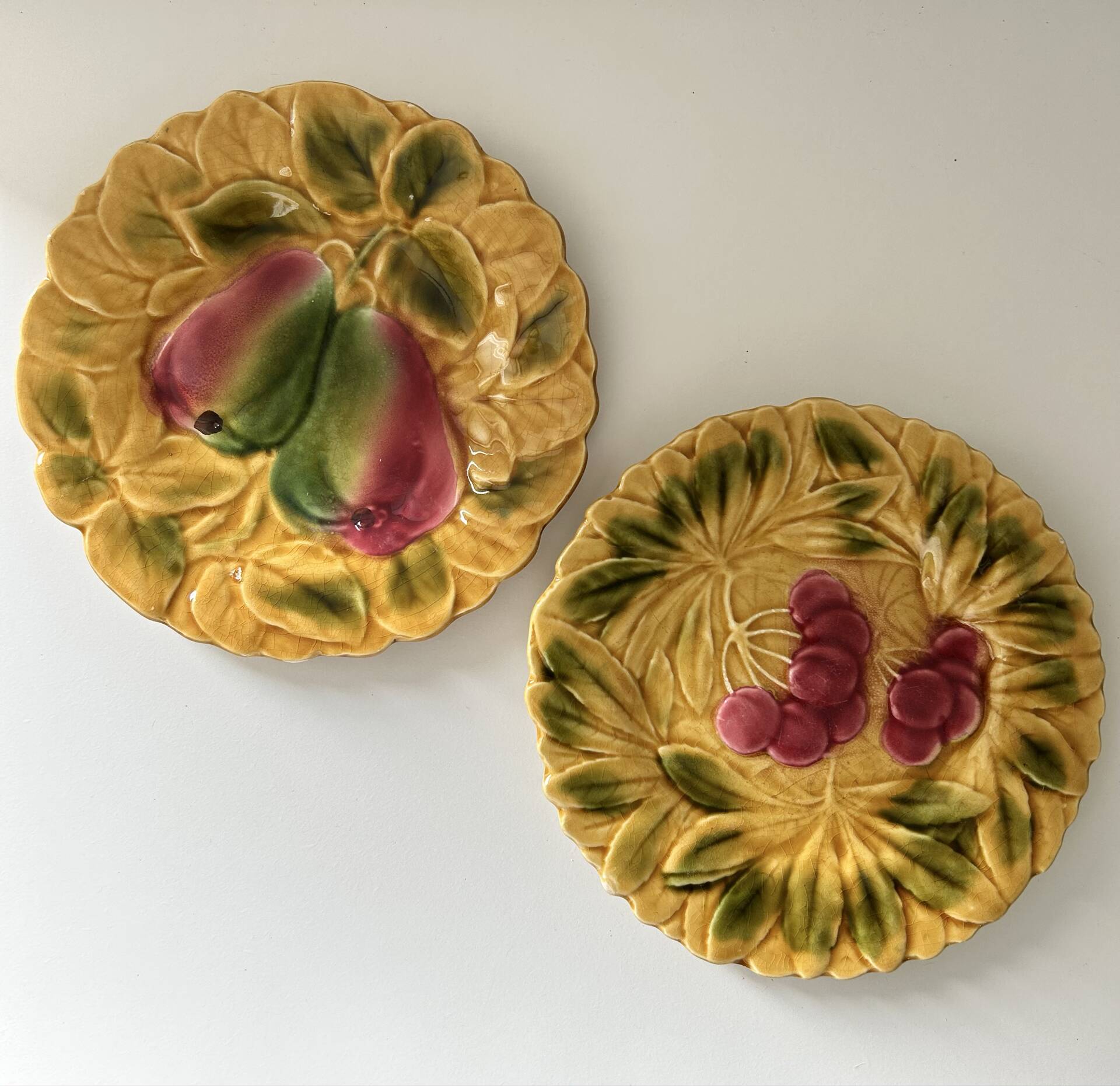 2 assiettes Sarreguemines en barbotine
