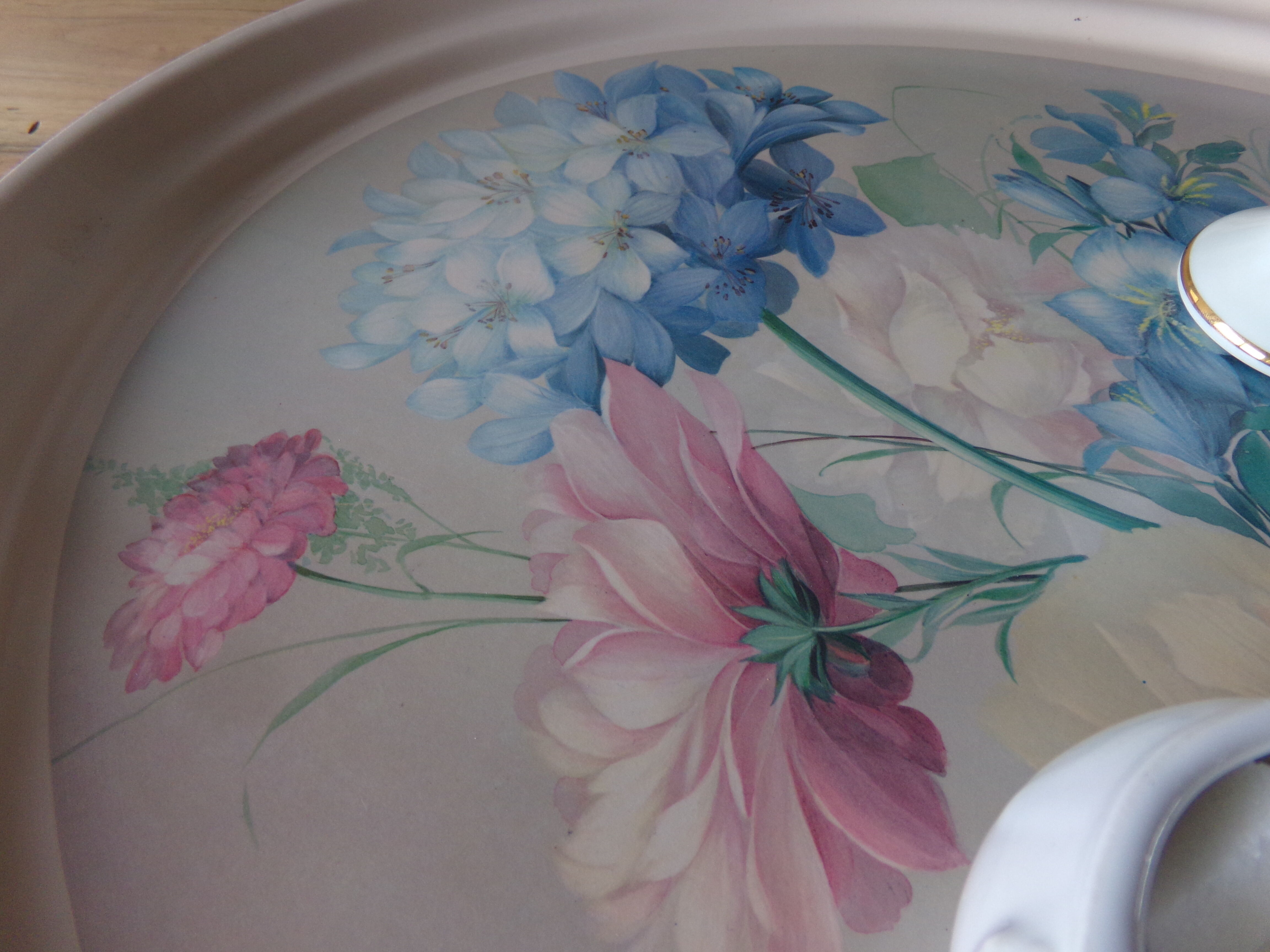 Large old flowered plateau