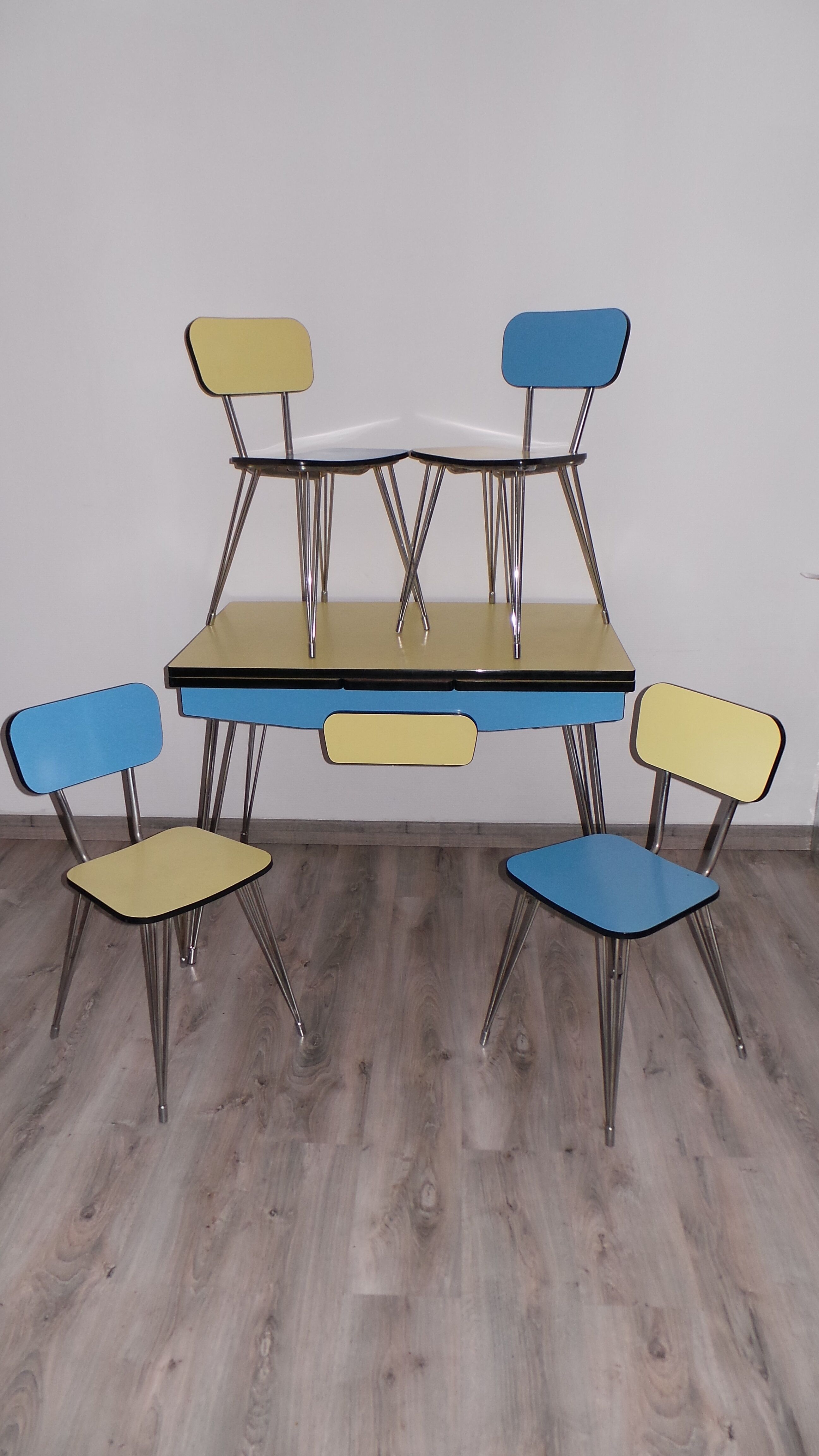 Table et 4 chaises en formica avec pieds eiffels vintage Sif