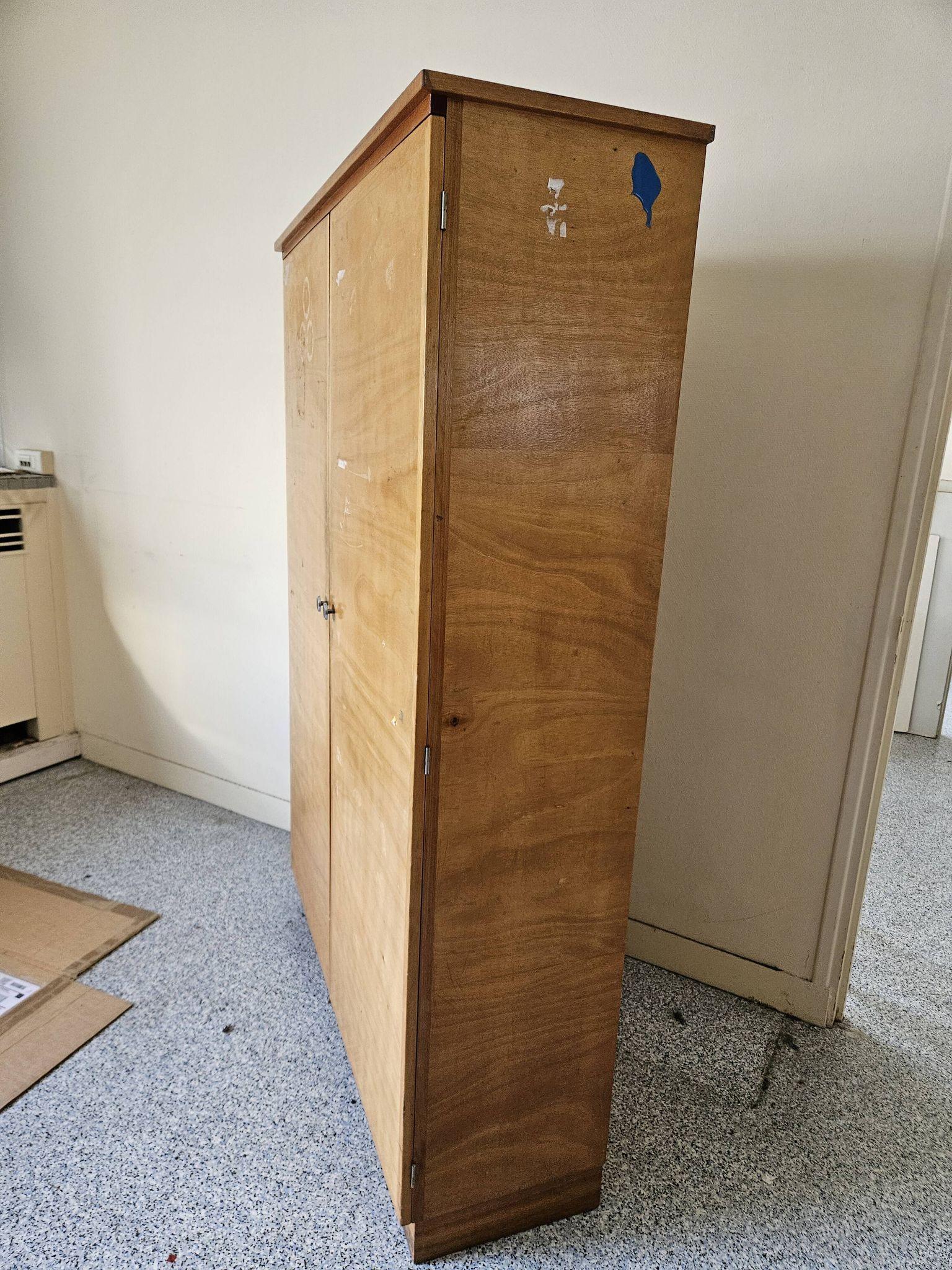 grand meuble de rangement ancien en bois