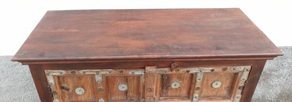 Petit buffet en bois ancien avec deux portes