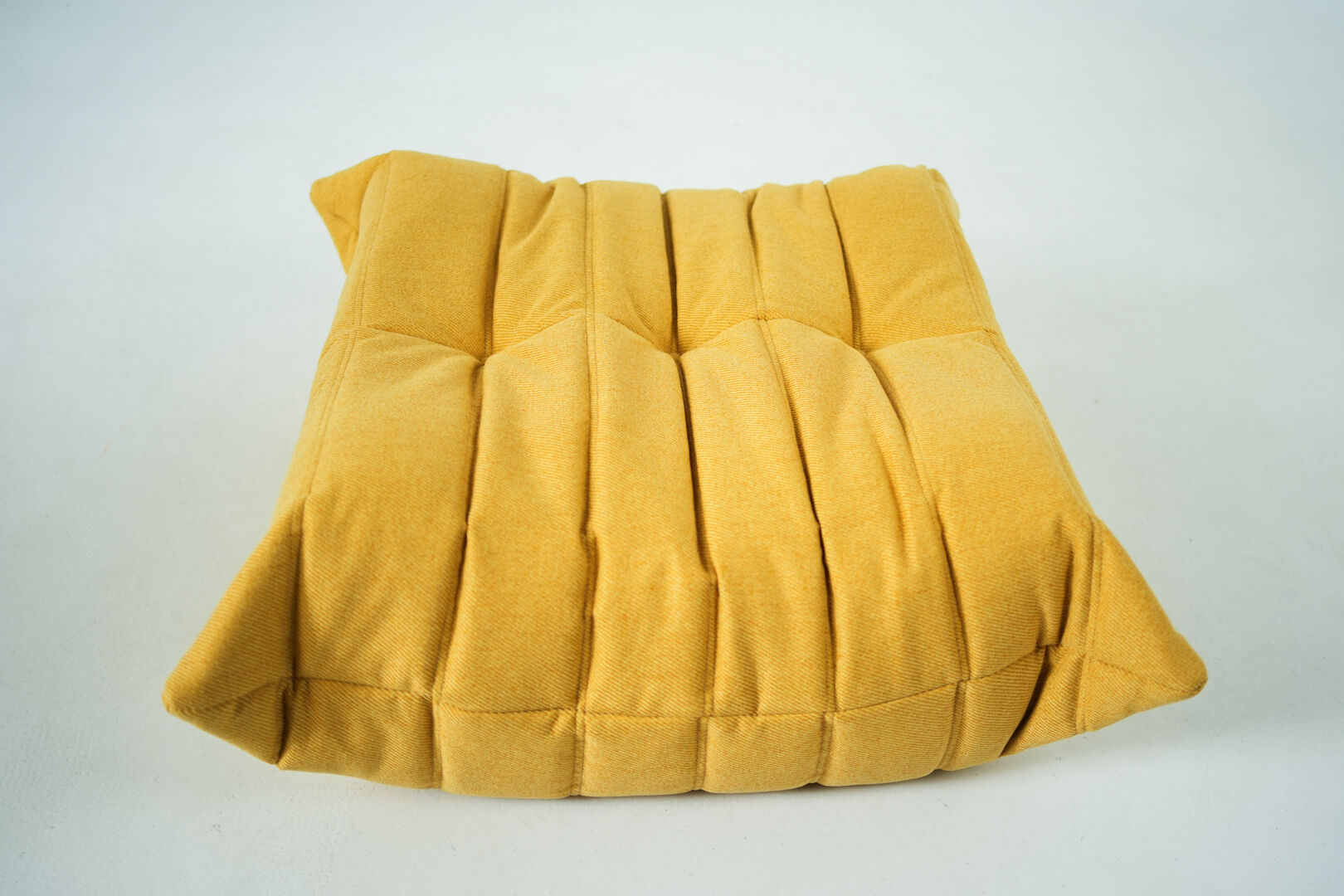 Ensemble de chaise et pouf Togo en tweed jaune