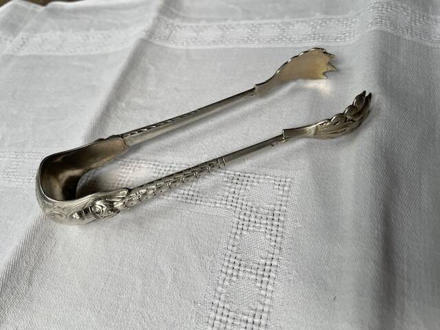 Engraved sugar tongs in solid silver with Minerva hallmark and lion's claws