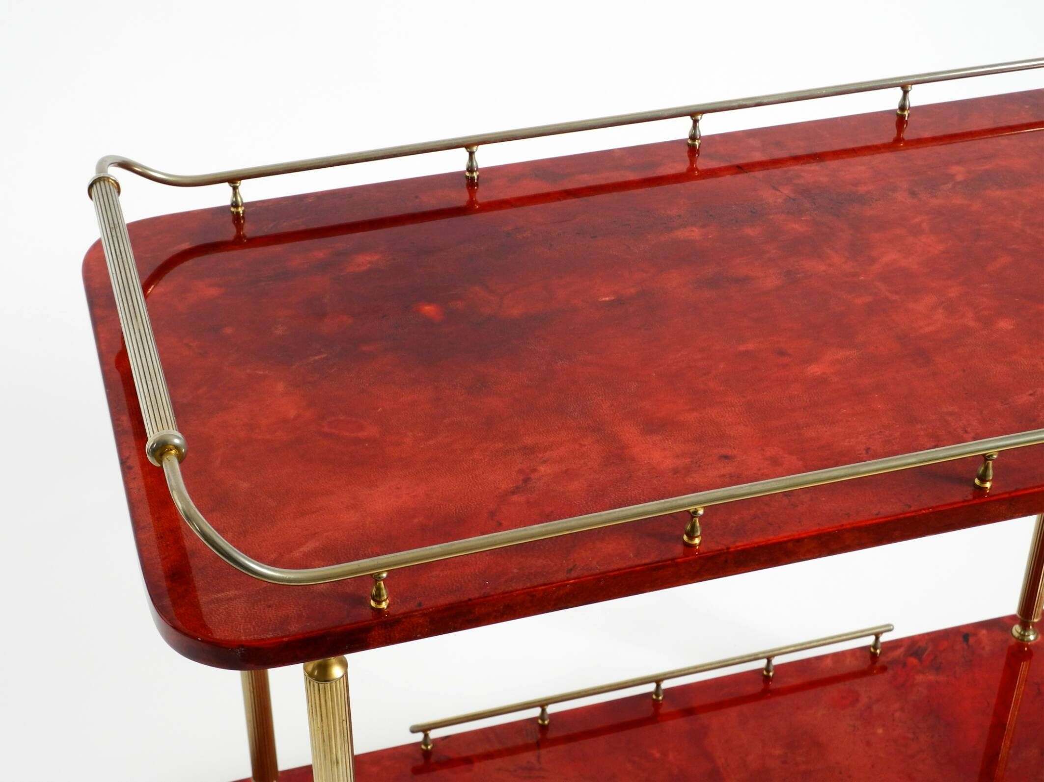 Superbe grand chariot de service en peau de chèvre rouge Aldo Tura des années 1960 | Fabriqué en Italie
