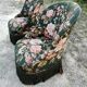 Deux fauteuils crapaud, motifs floraux