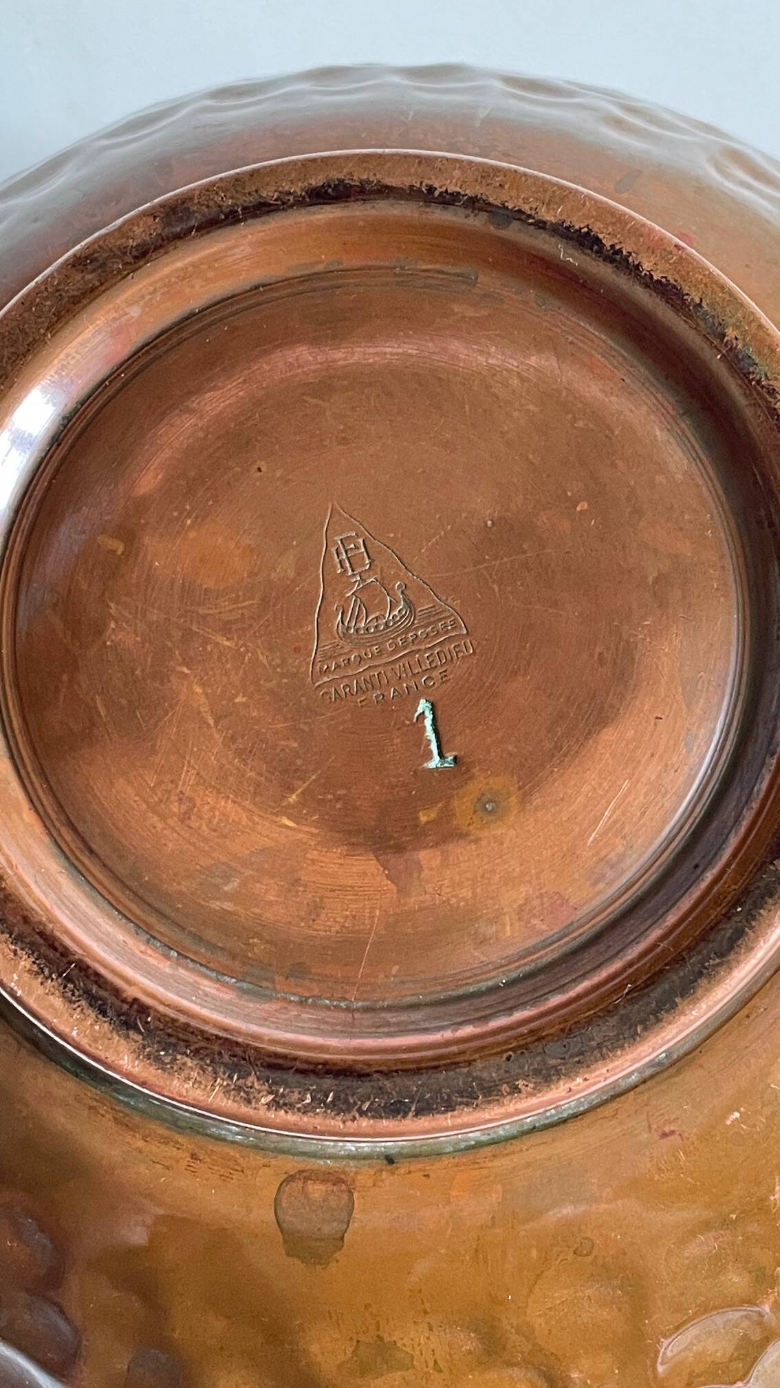 Cache-pot par Villedieu cuivre à patine vintage