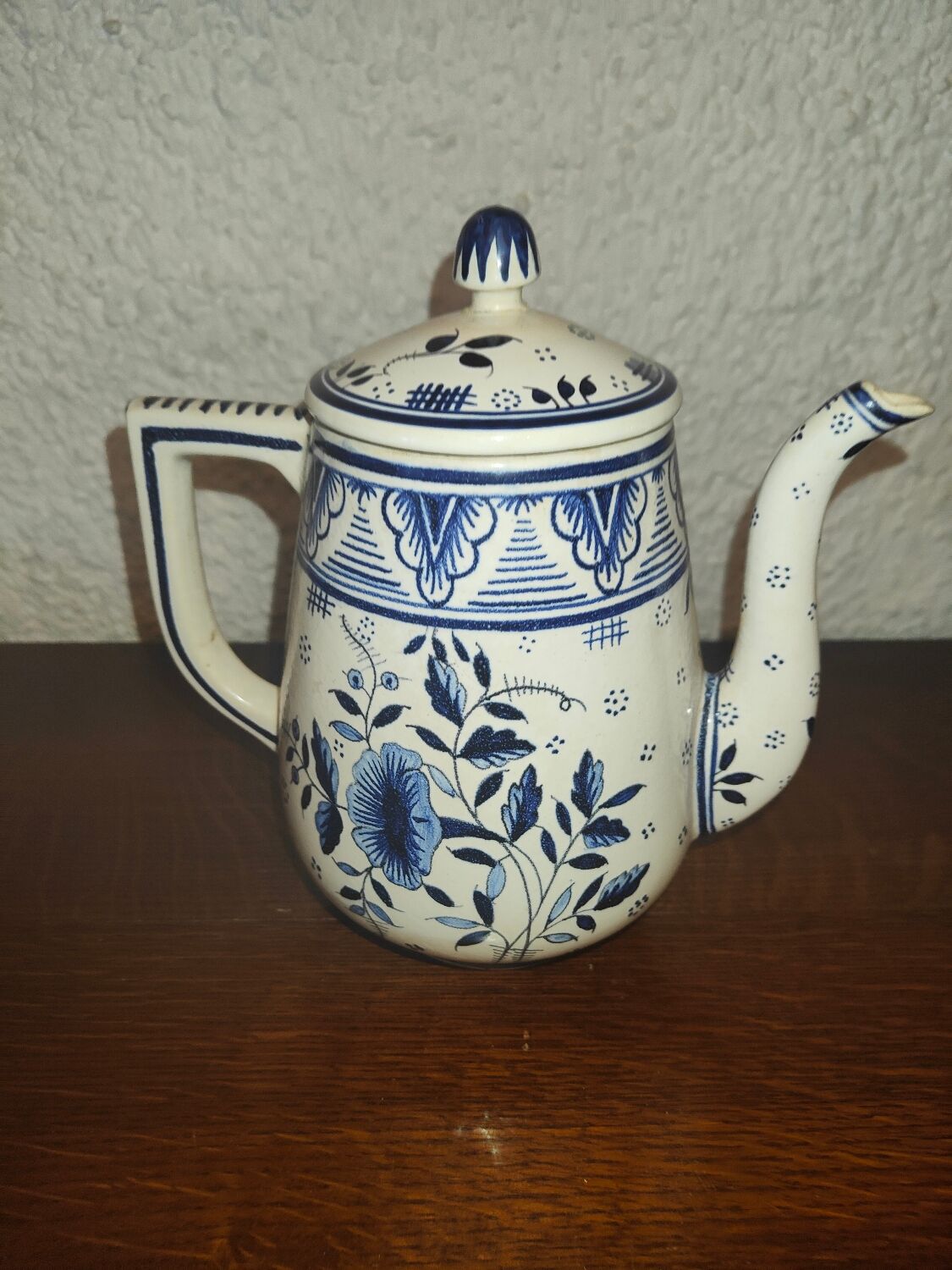 Henriot Quimper earthenware coffee set with floral decoration and elegant blue