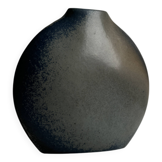 Porcelain vase by Benoît Montreau