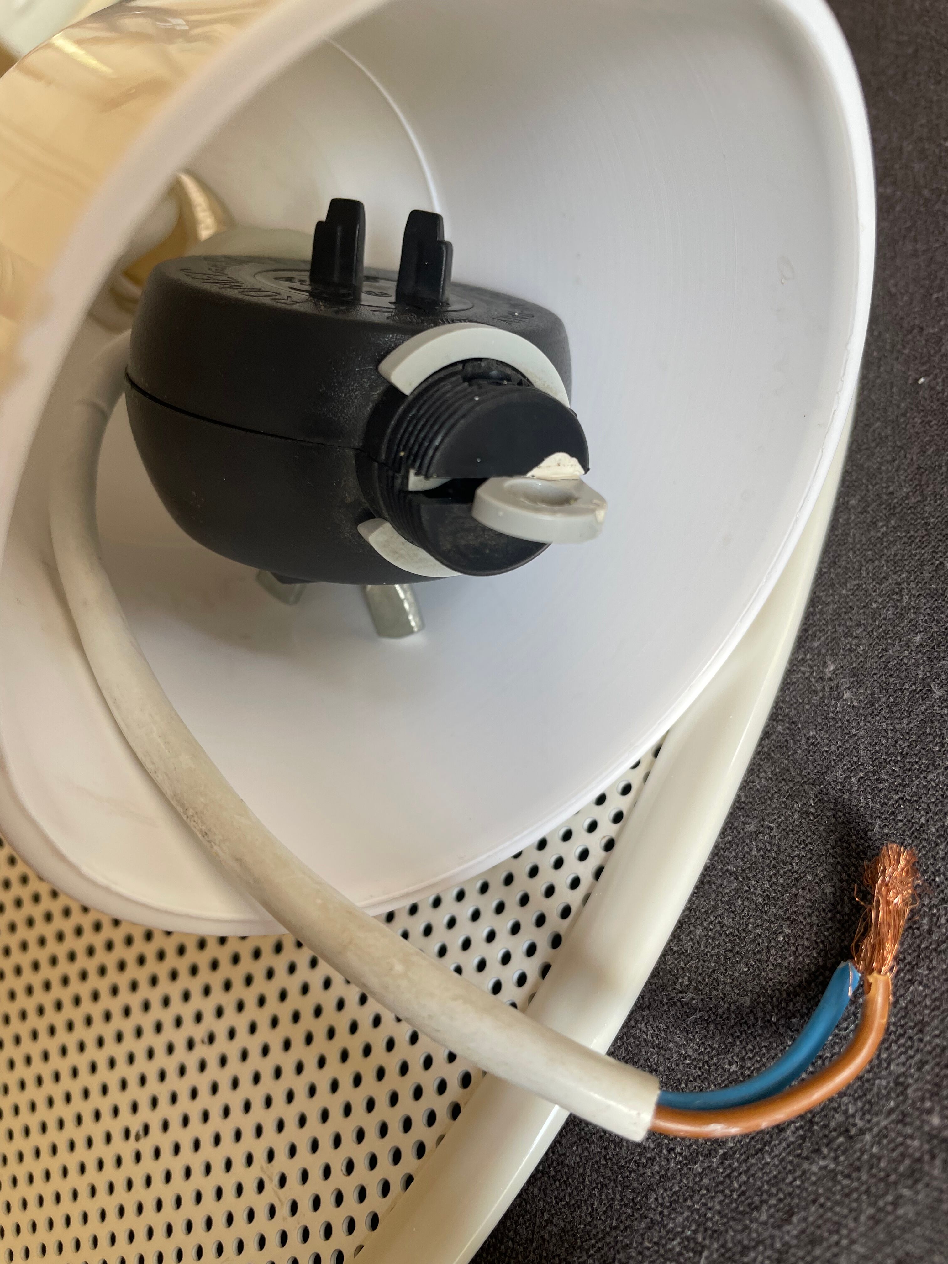 Suspension of the 80s in perforated white metal