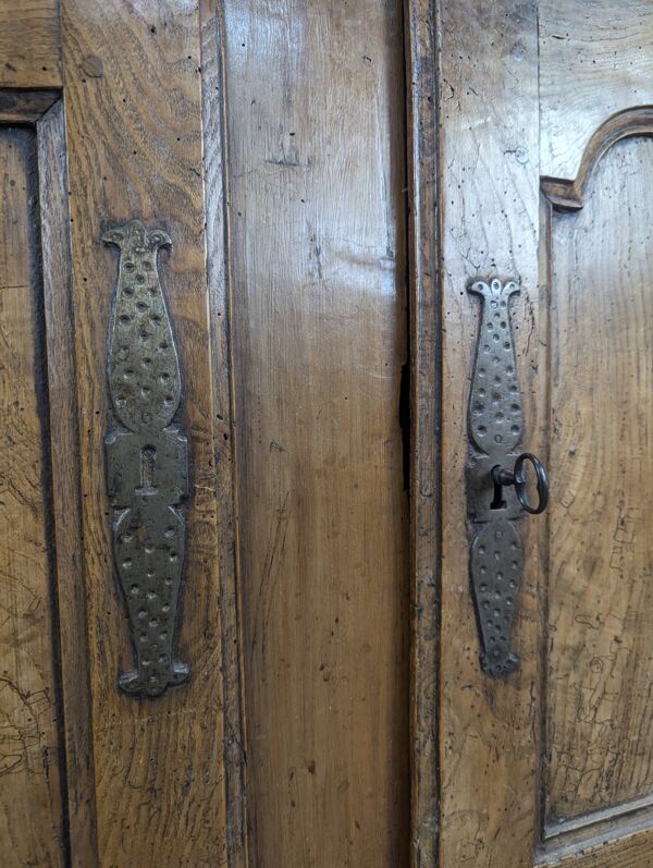 Buffet du XVIIIeme siecle en bois fruitier