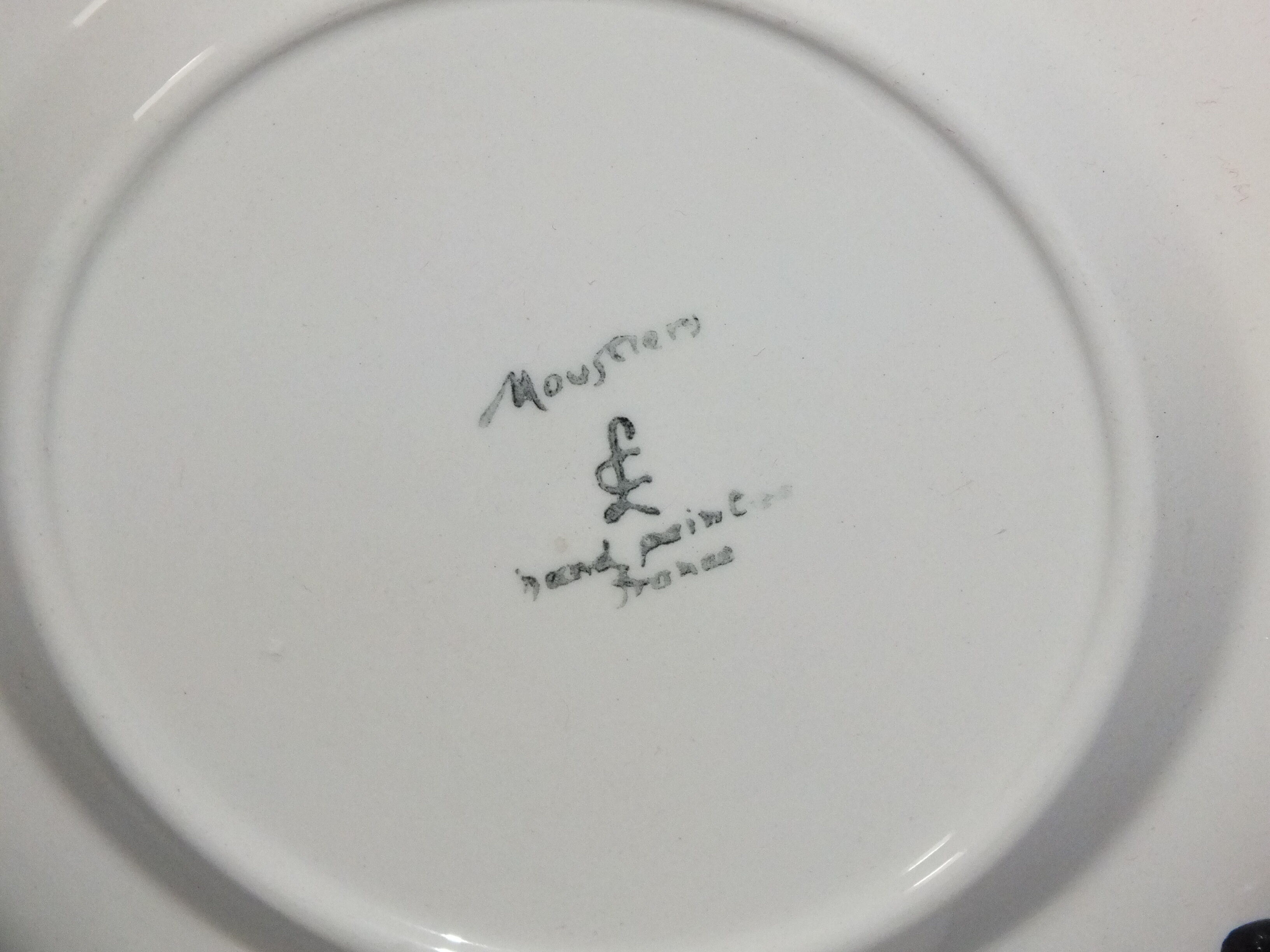 Pair of plates Moustiers décor to musician