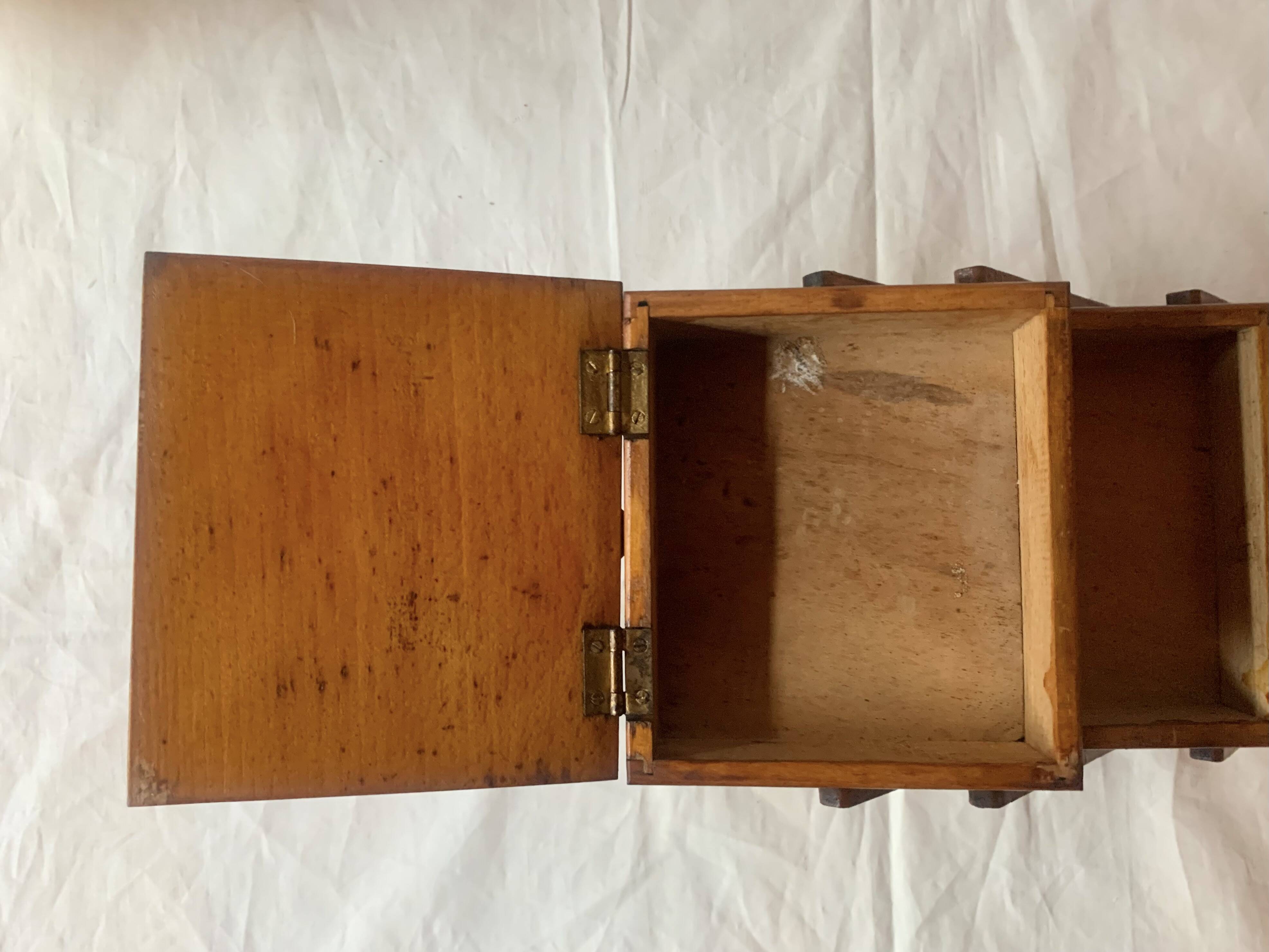 Petite travailleuse en bois vintage