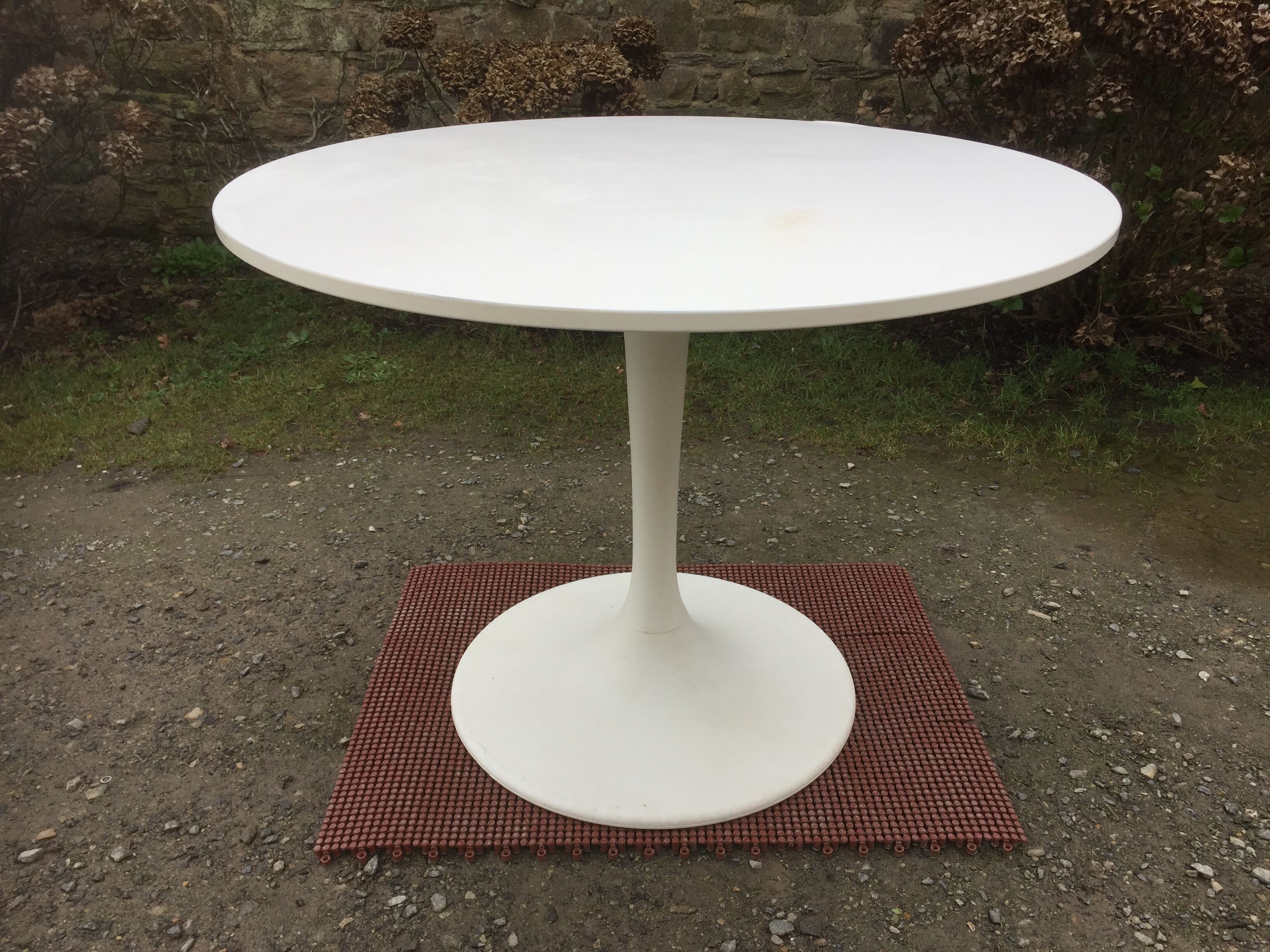 Vintage tulip base table in white pvc