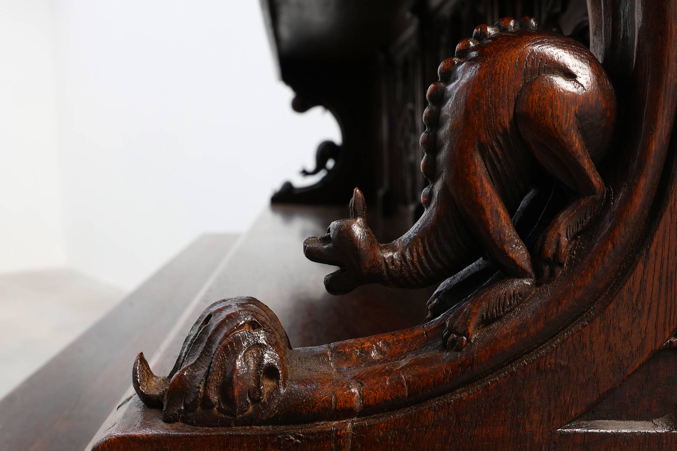 Rare grande armoire néogothique en chêne sculpté à la main du début du XIXe siècle