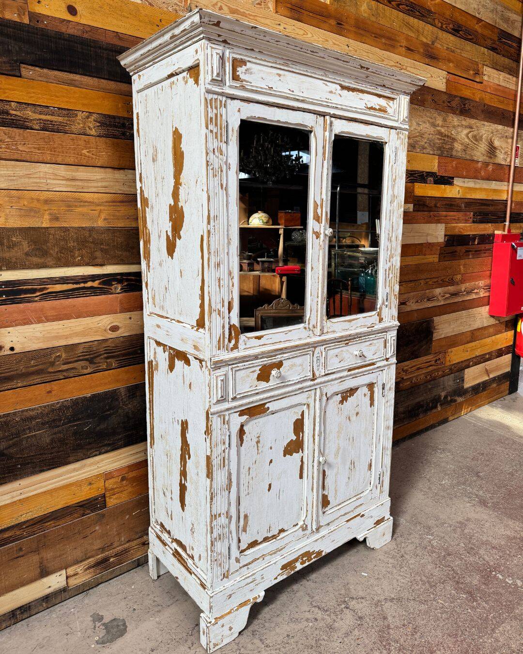 Armoire parisienne vitrée et patinée