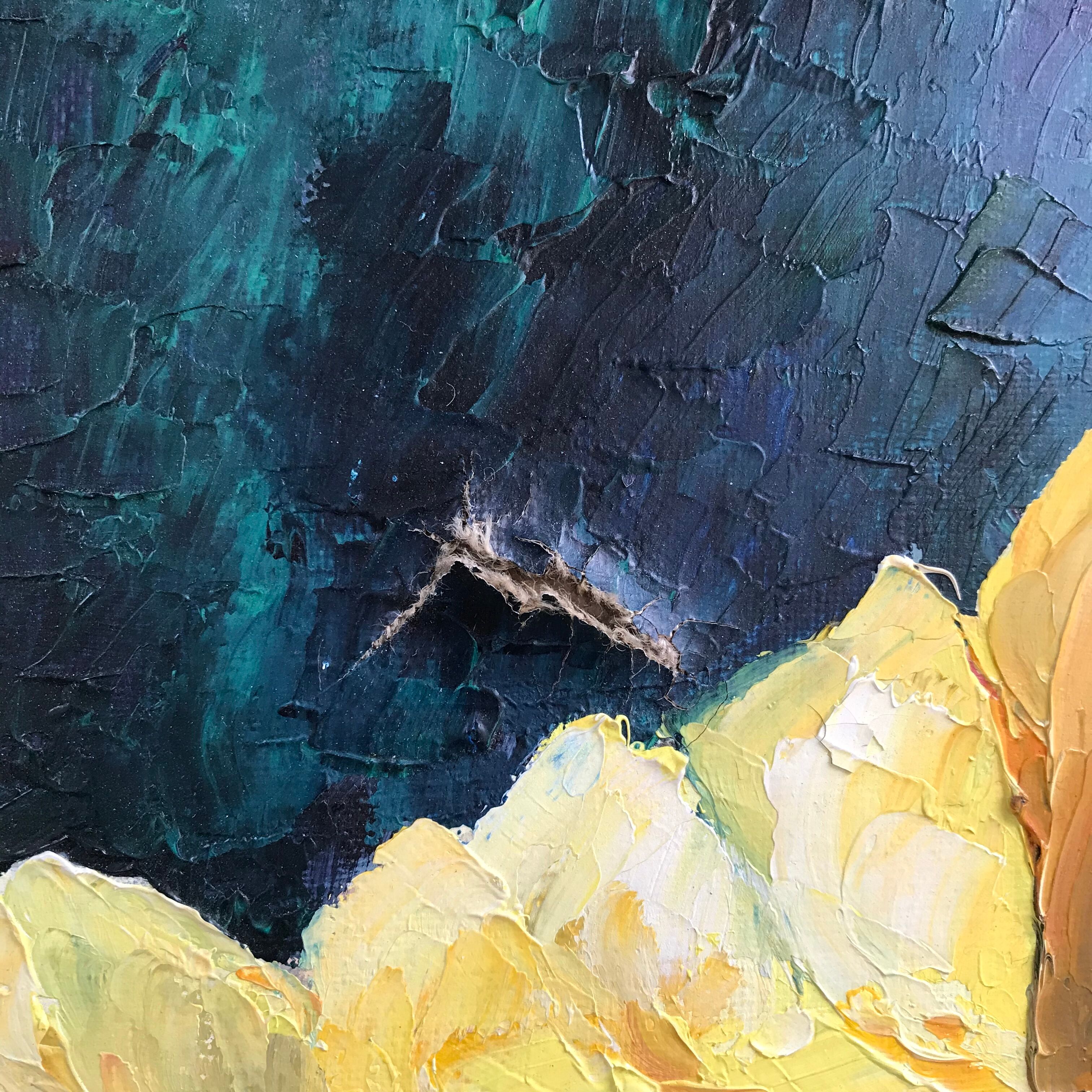 Table bouquet of yellow roses