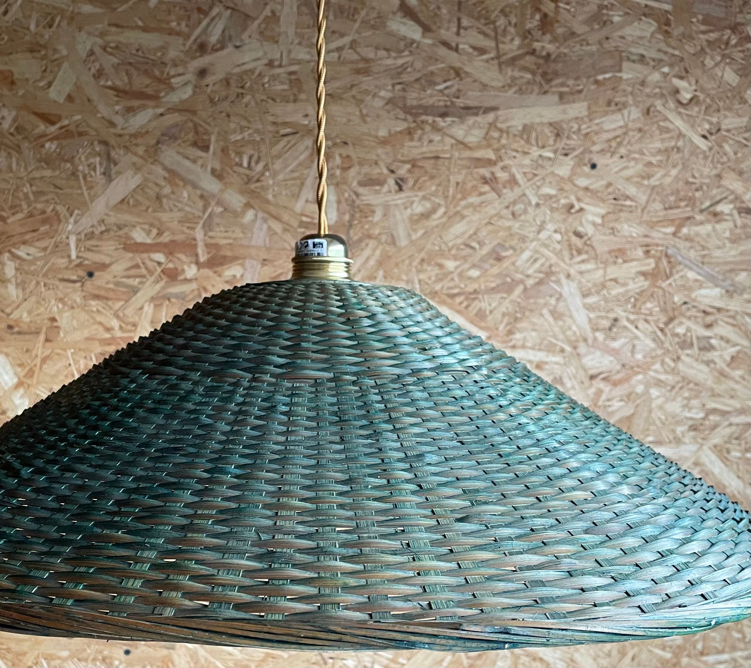 Suspension in green braided rattan