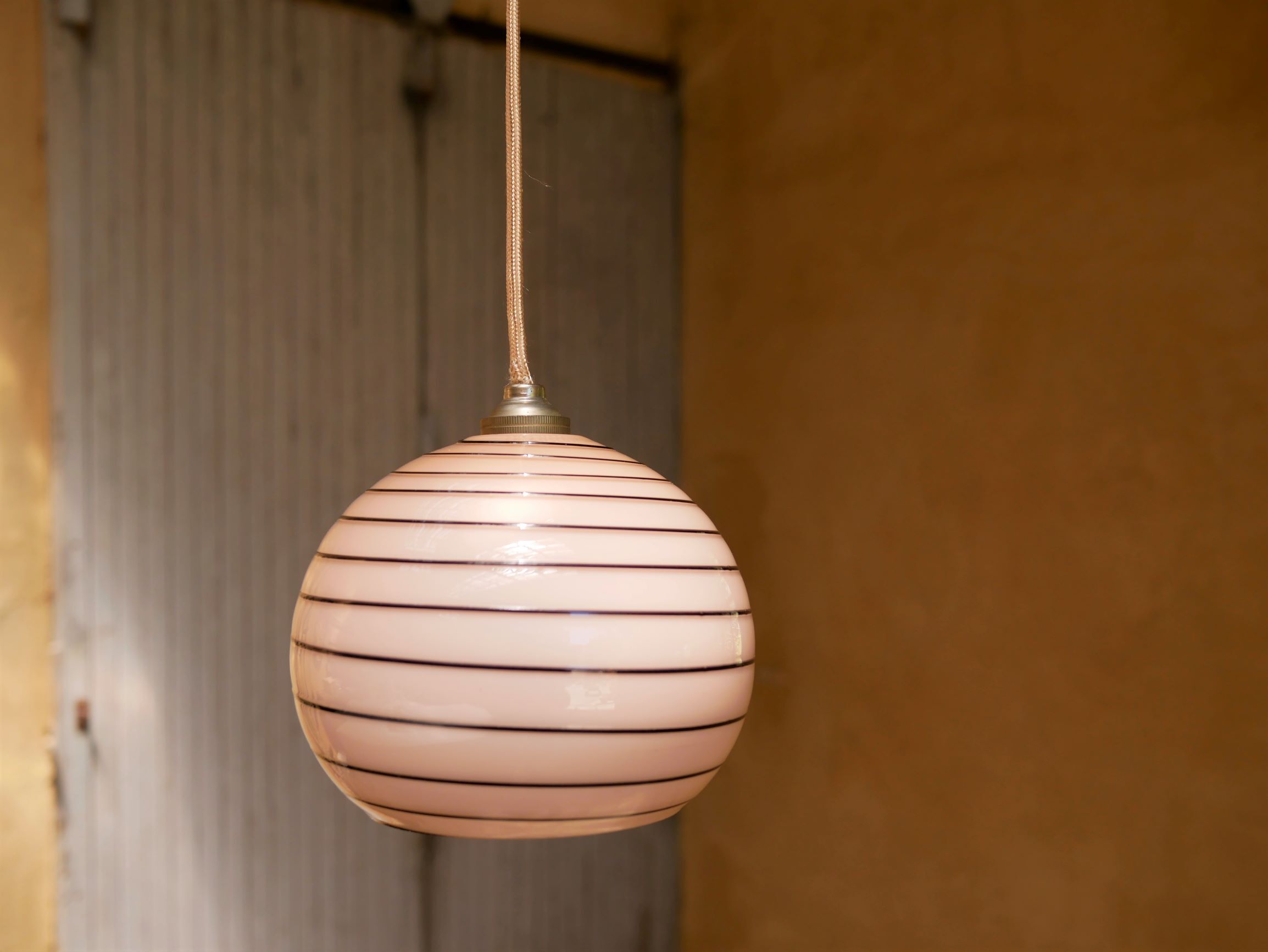 Art Deco Ball hangingt in pink opaline, 30s
