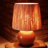 Lampe boule italienne en bois, abat jour en raphia, années 70