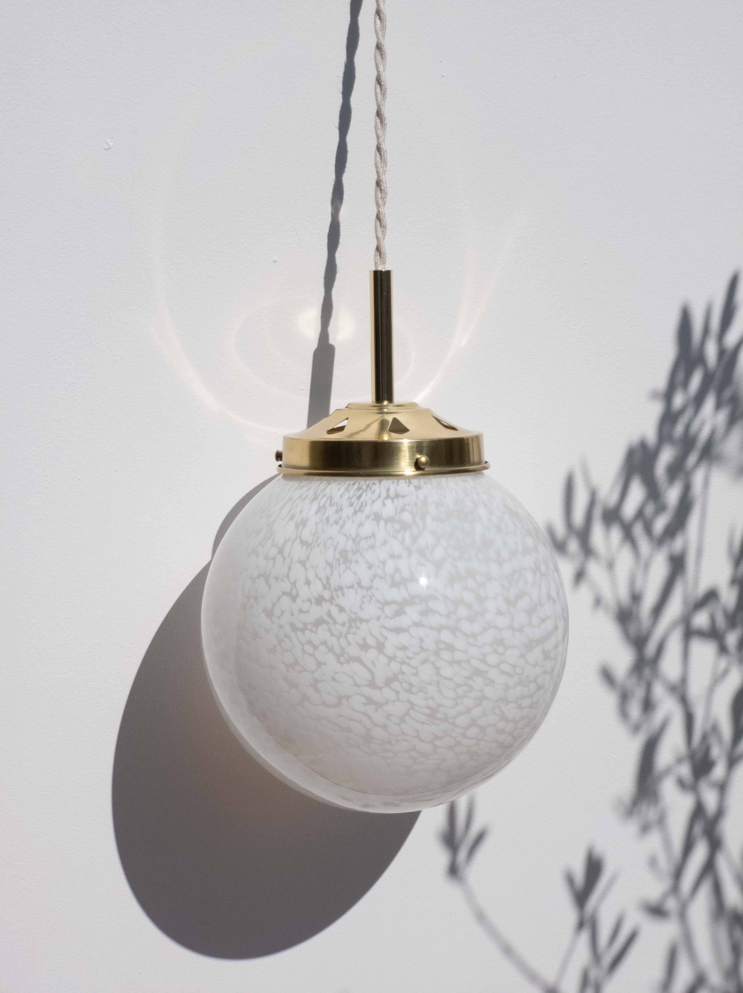 Clichy glass ball suspension