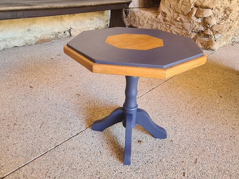 Octagonal wooden coffee table with central leg